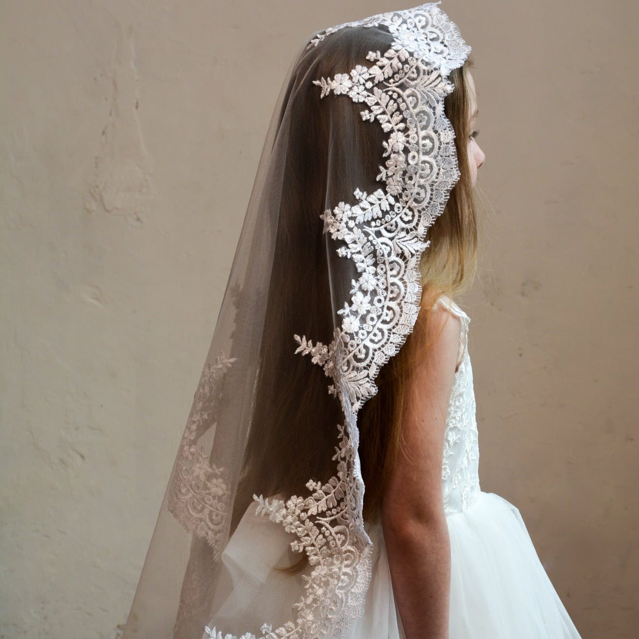 LONG WHITE MANTILLA