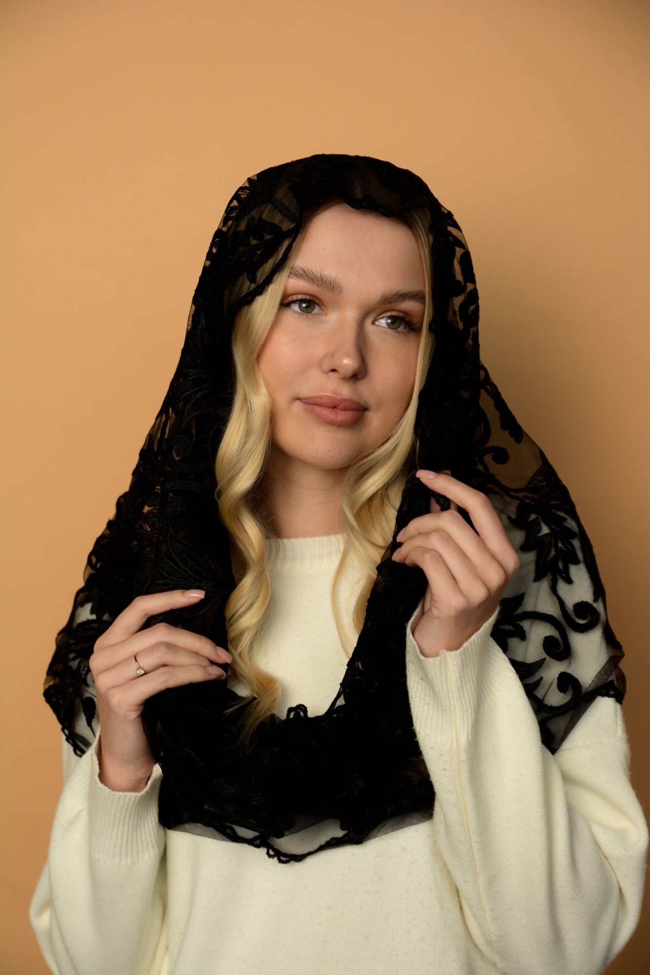 BLACK INFINITY MANTILLA