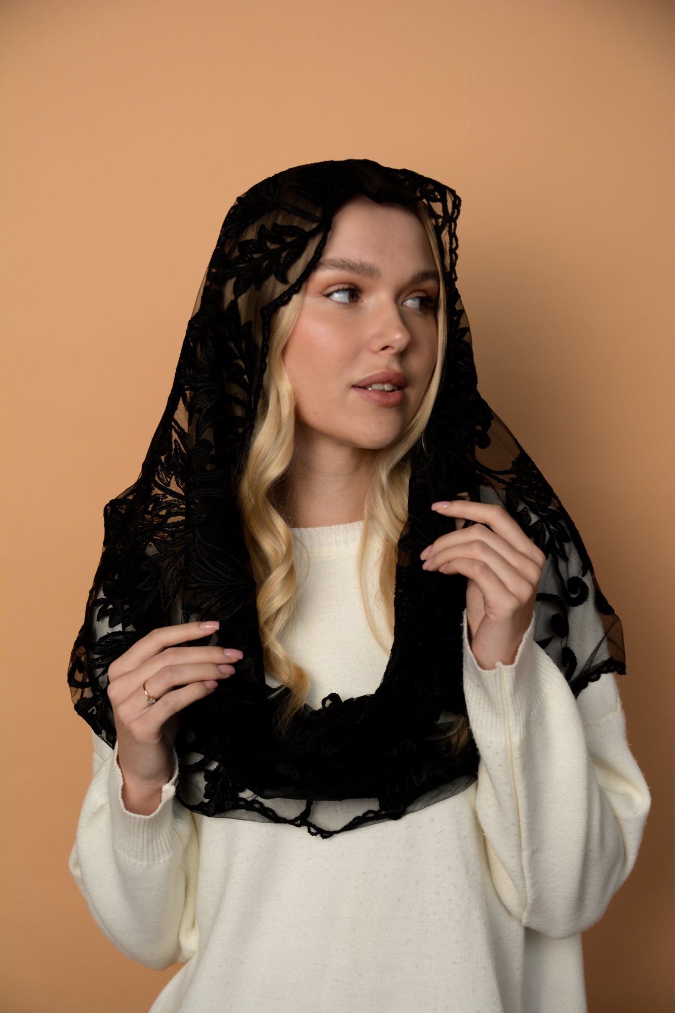 BLACK INFINITY MANTILLA
