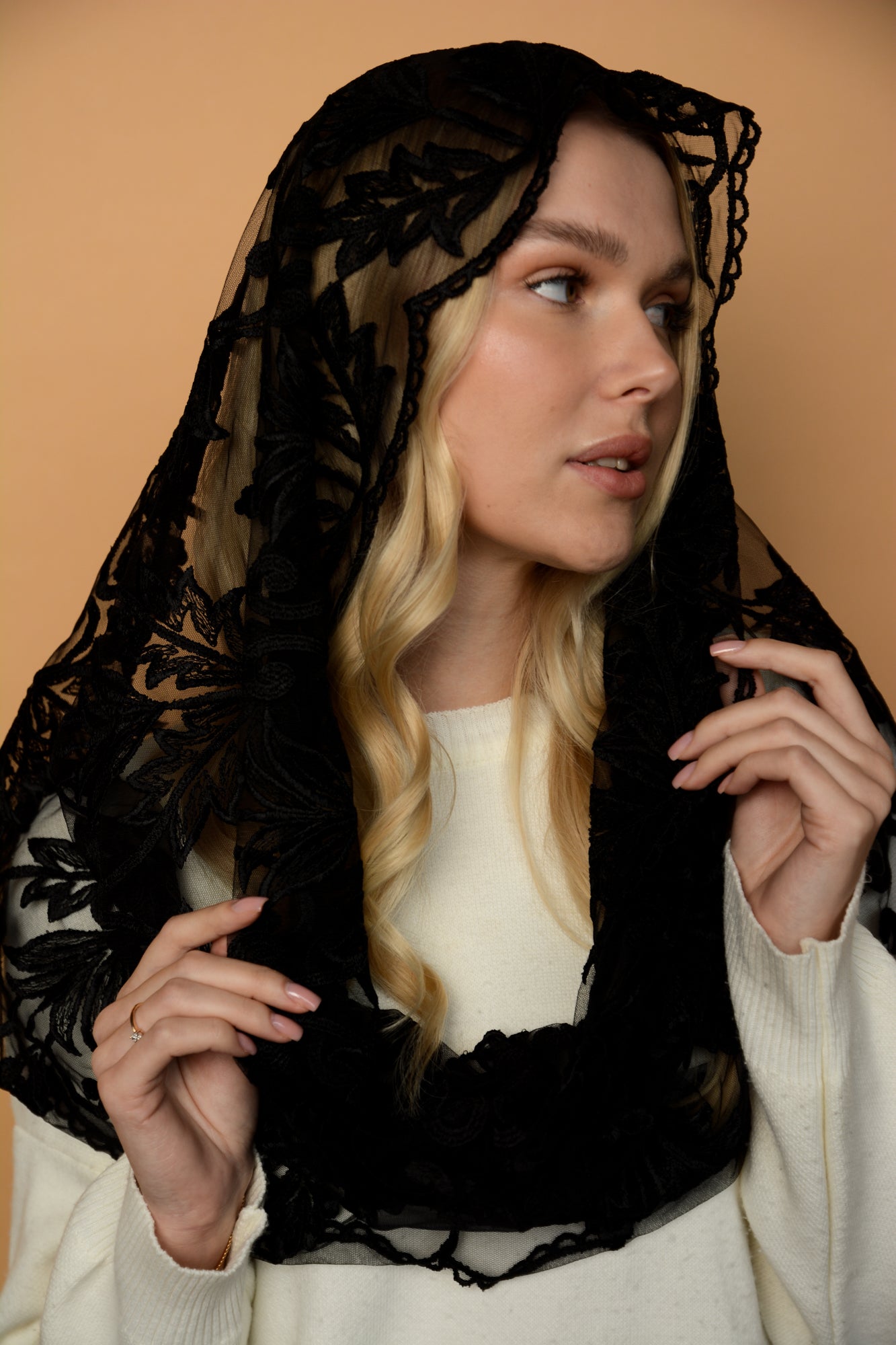 BLACK INFINITY MANTILLA