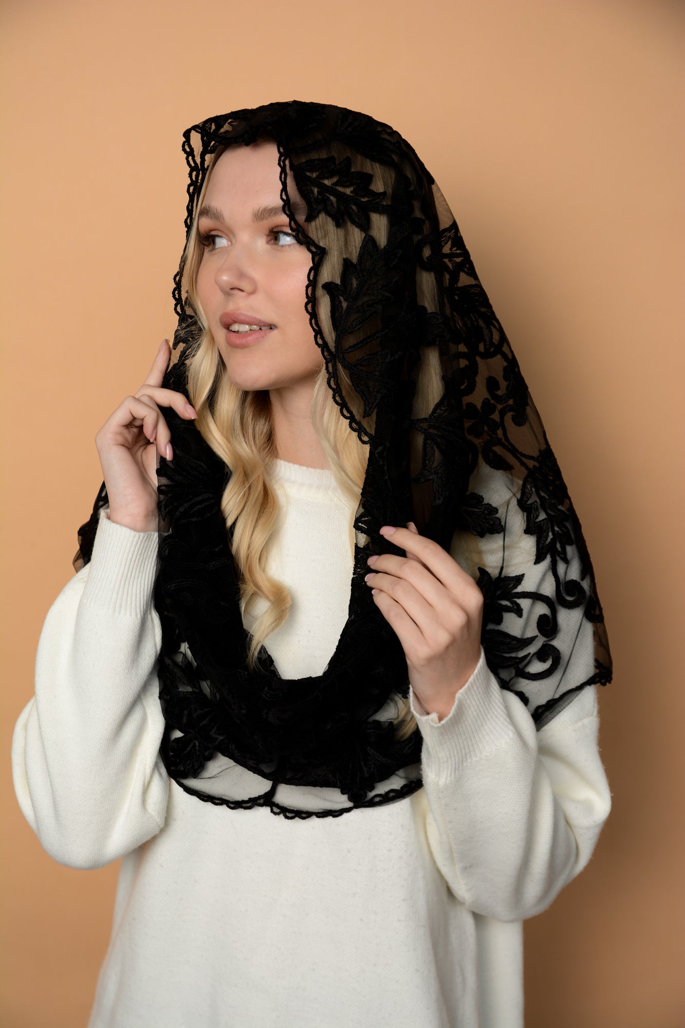 BLACK INFINITY MANTILLA