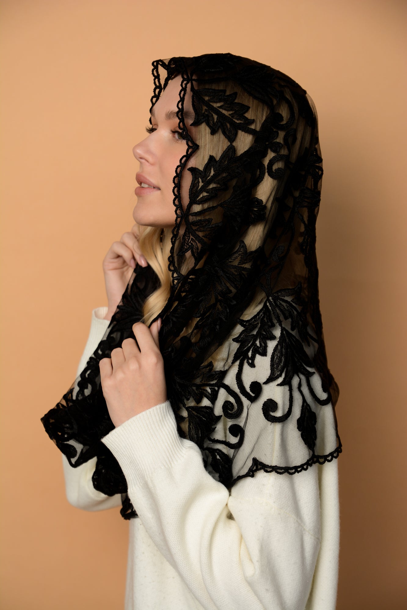 BLACK INFINITY MANTILLA