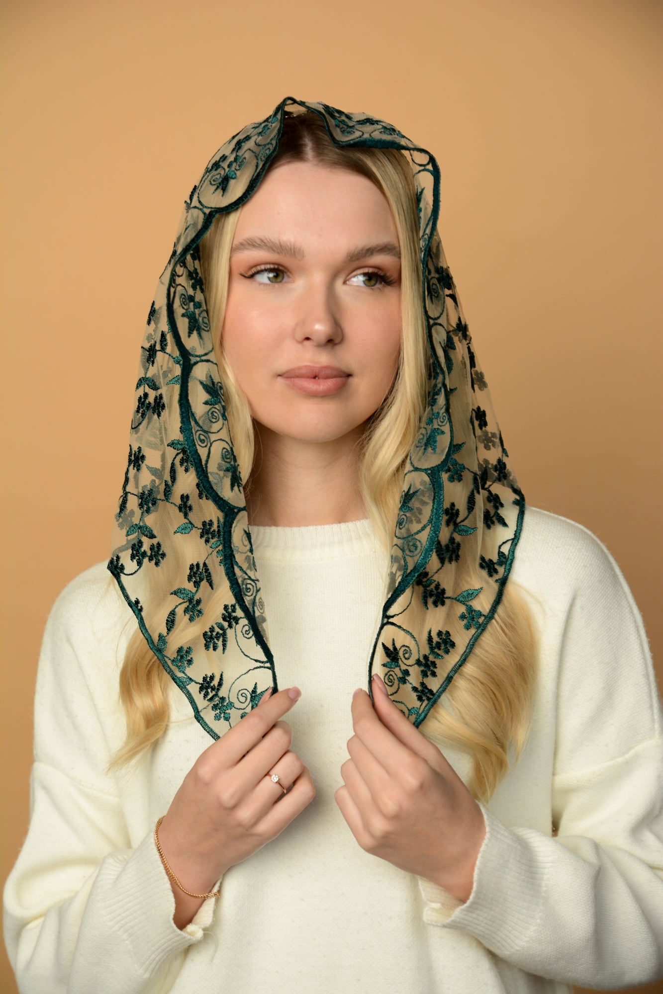 TRIANGLE GREEN VEIL