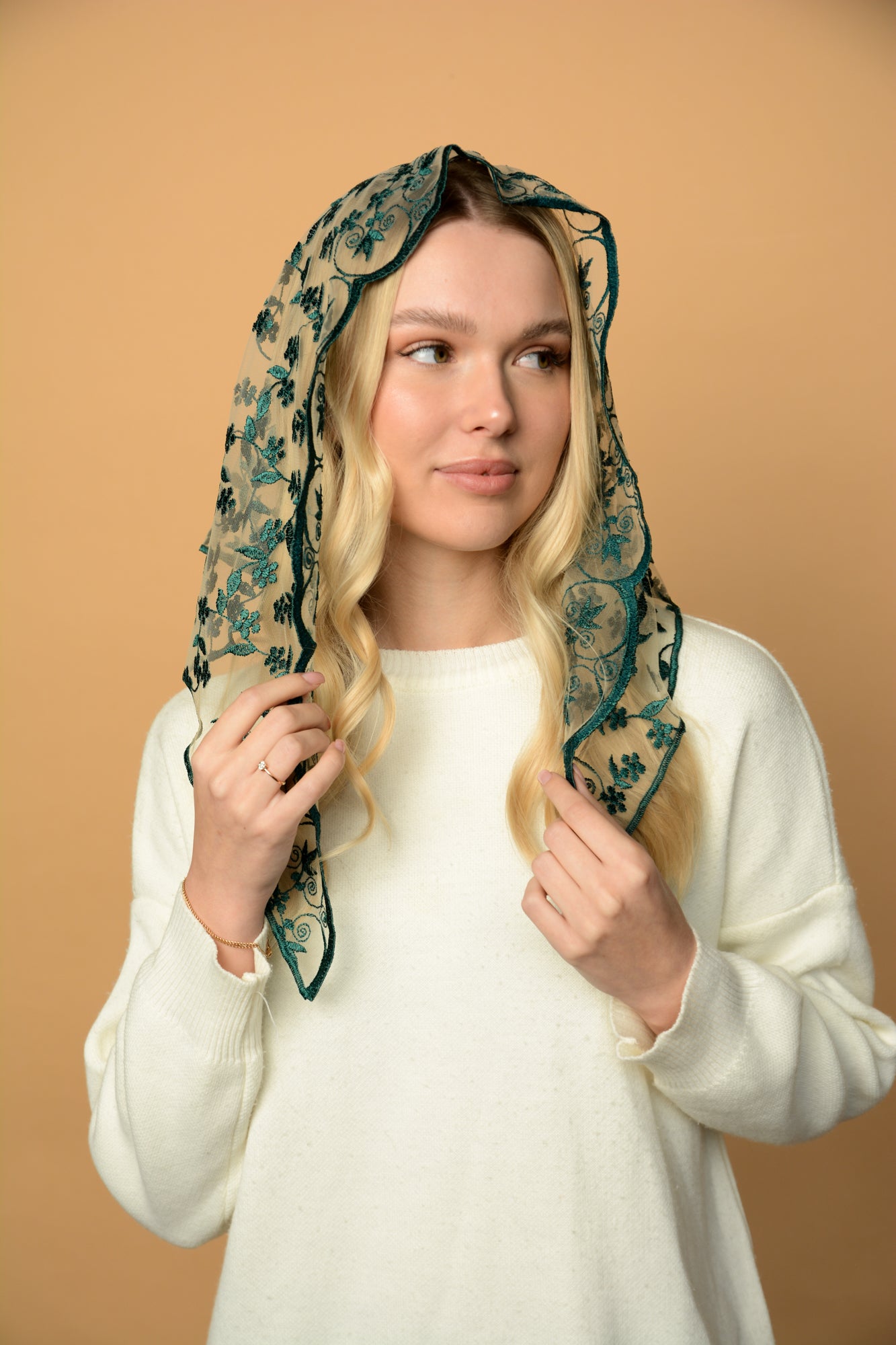 TRIANGLE GREEN VEIL