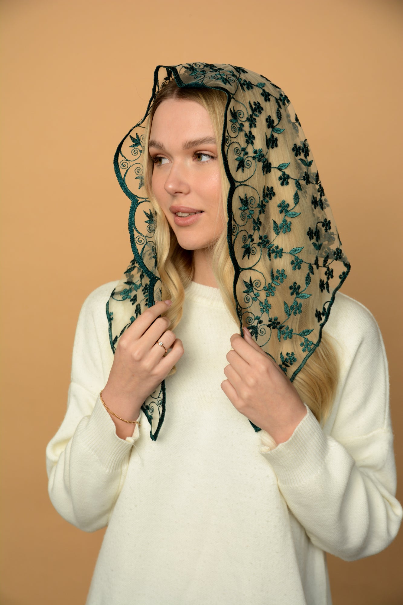 TRIANGLE GREEN VEIL