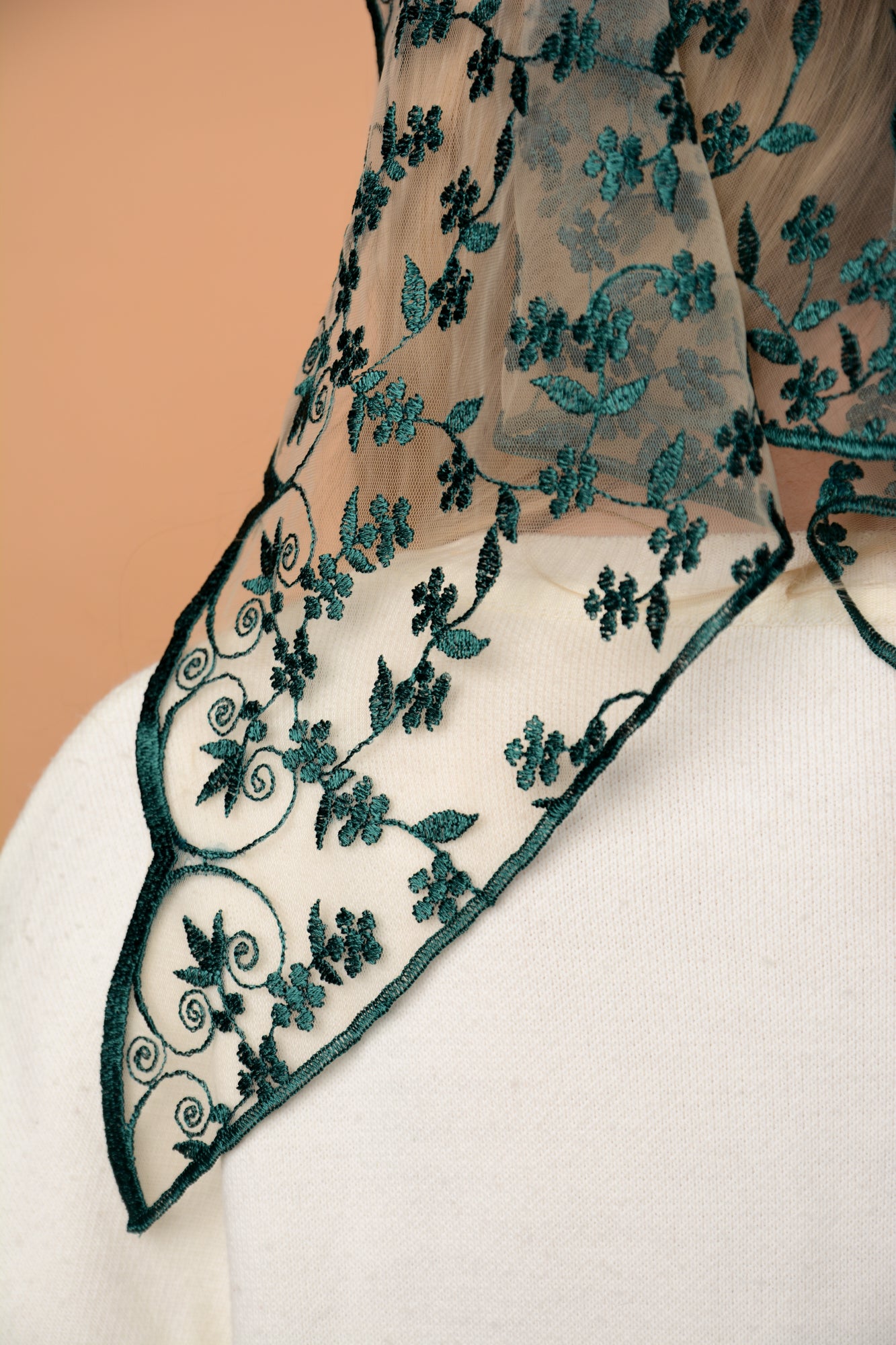 TRIANGLE GREEN VEIL