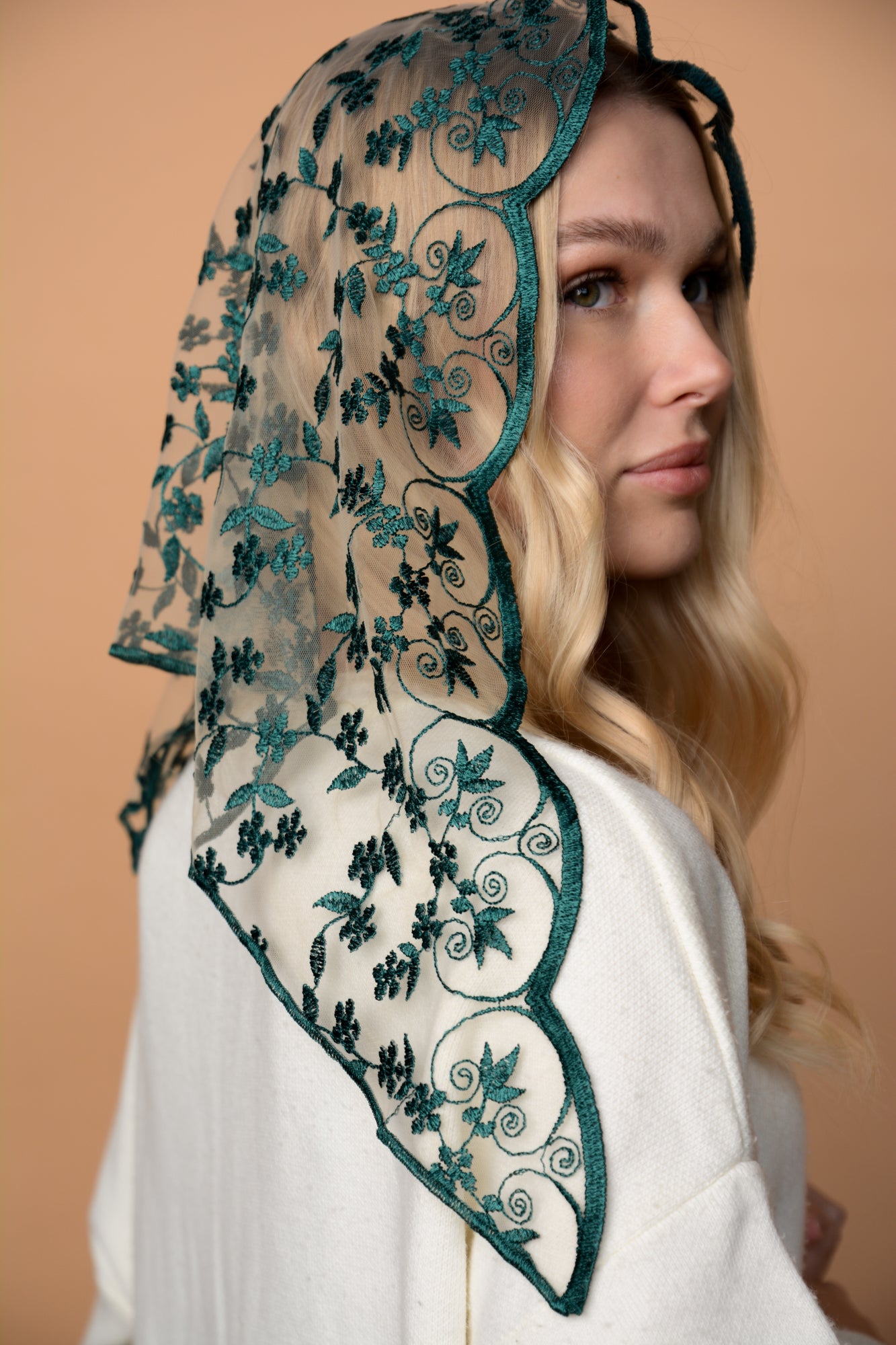 TRIANGLE GREEN VEIL
