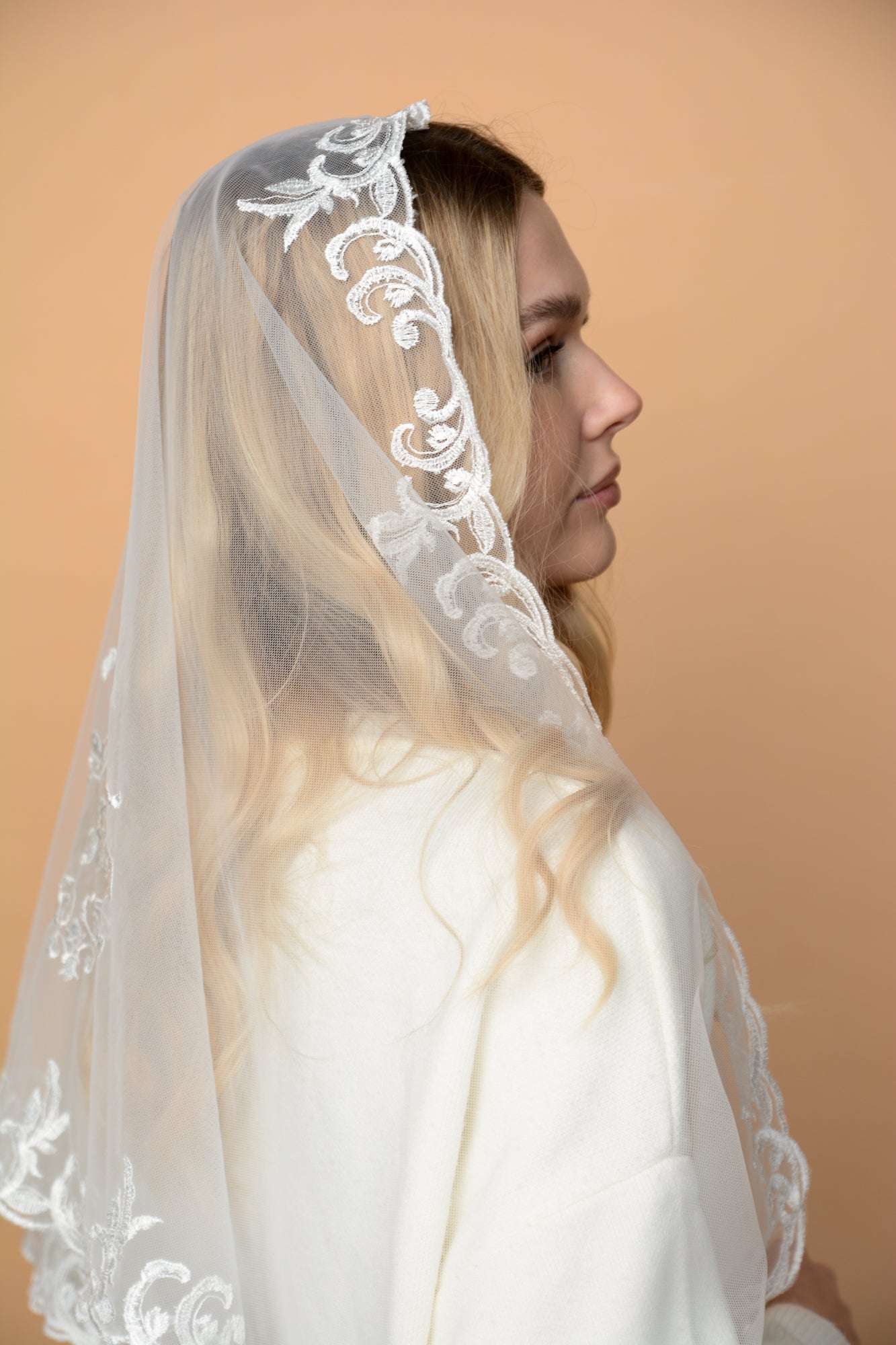 LONG IVORY MANTILLA