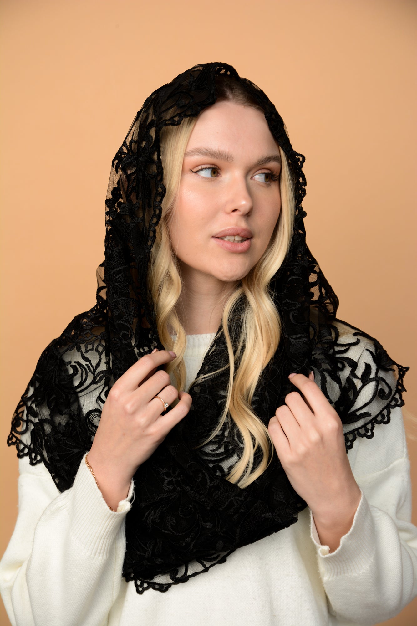 BLACK INFINITY MANTILLA
