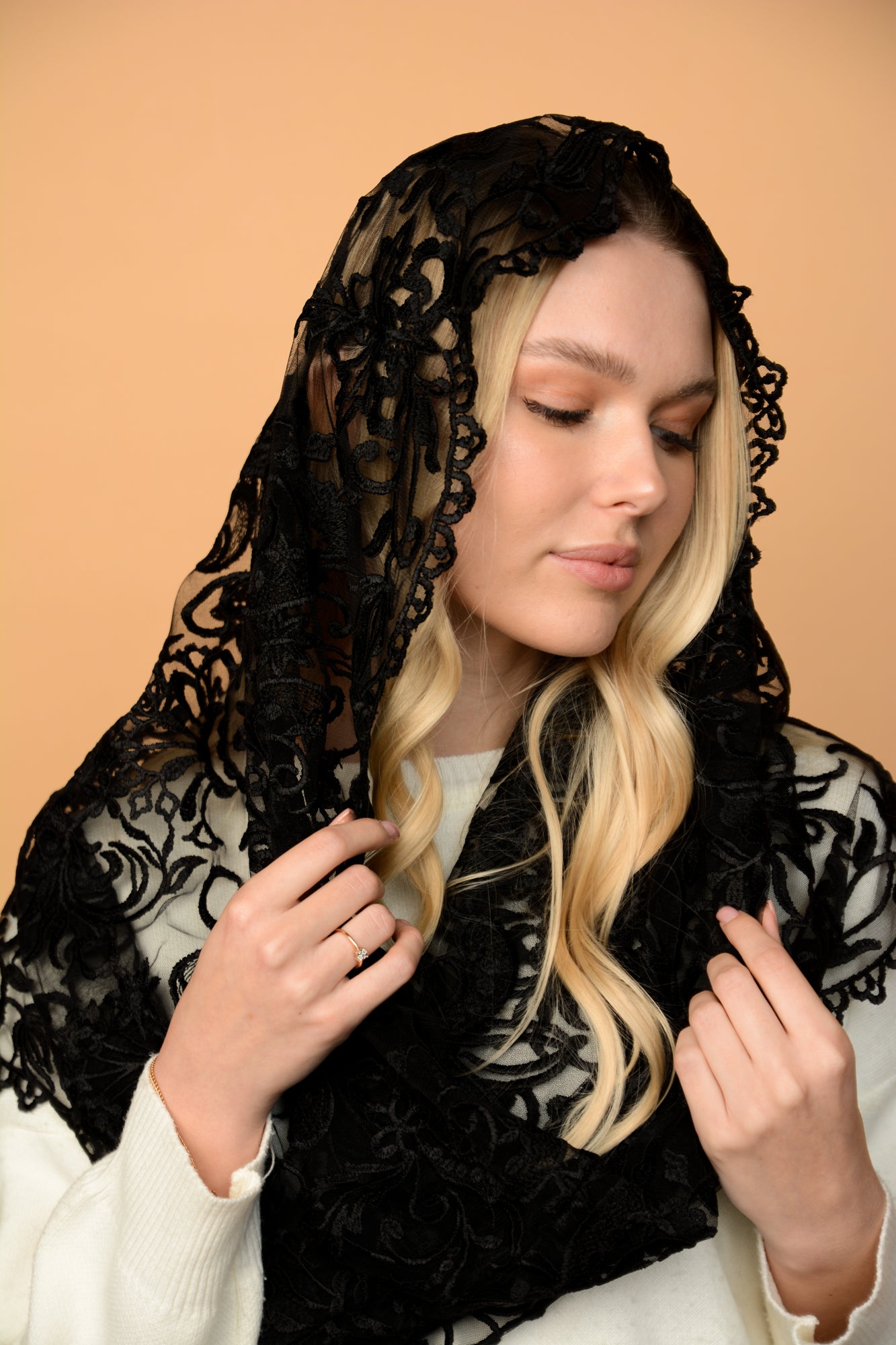 BLACK INFINITY MANTILLA