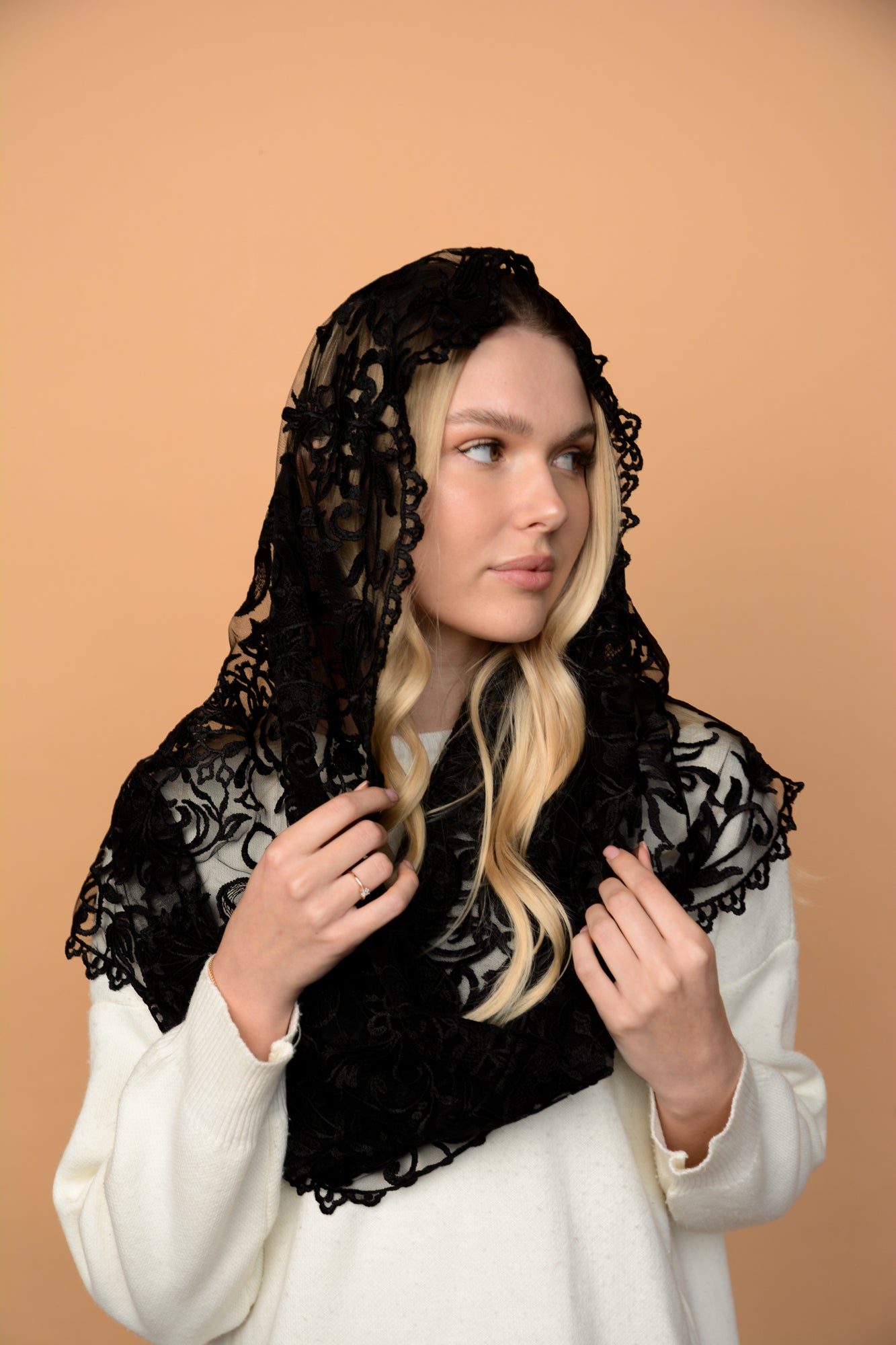 BLACK INFINITY MANTILLA