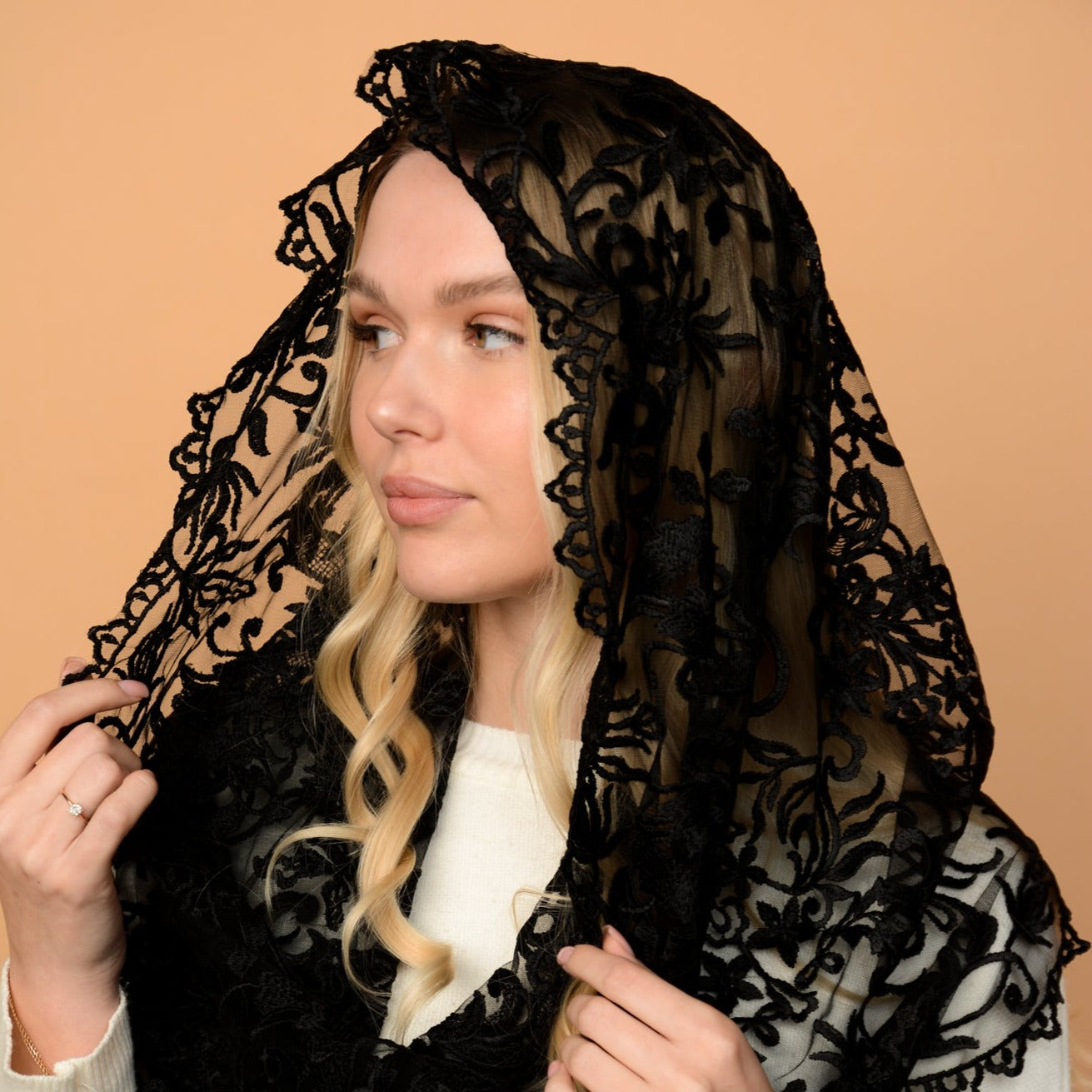 BLACK INFINITY MANTILLA