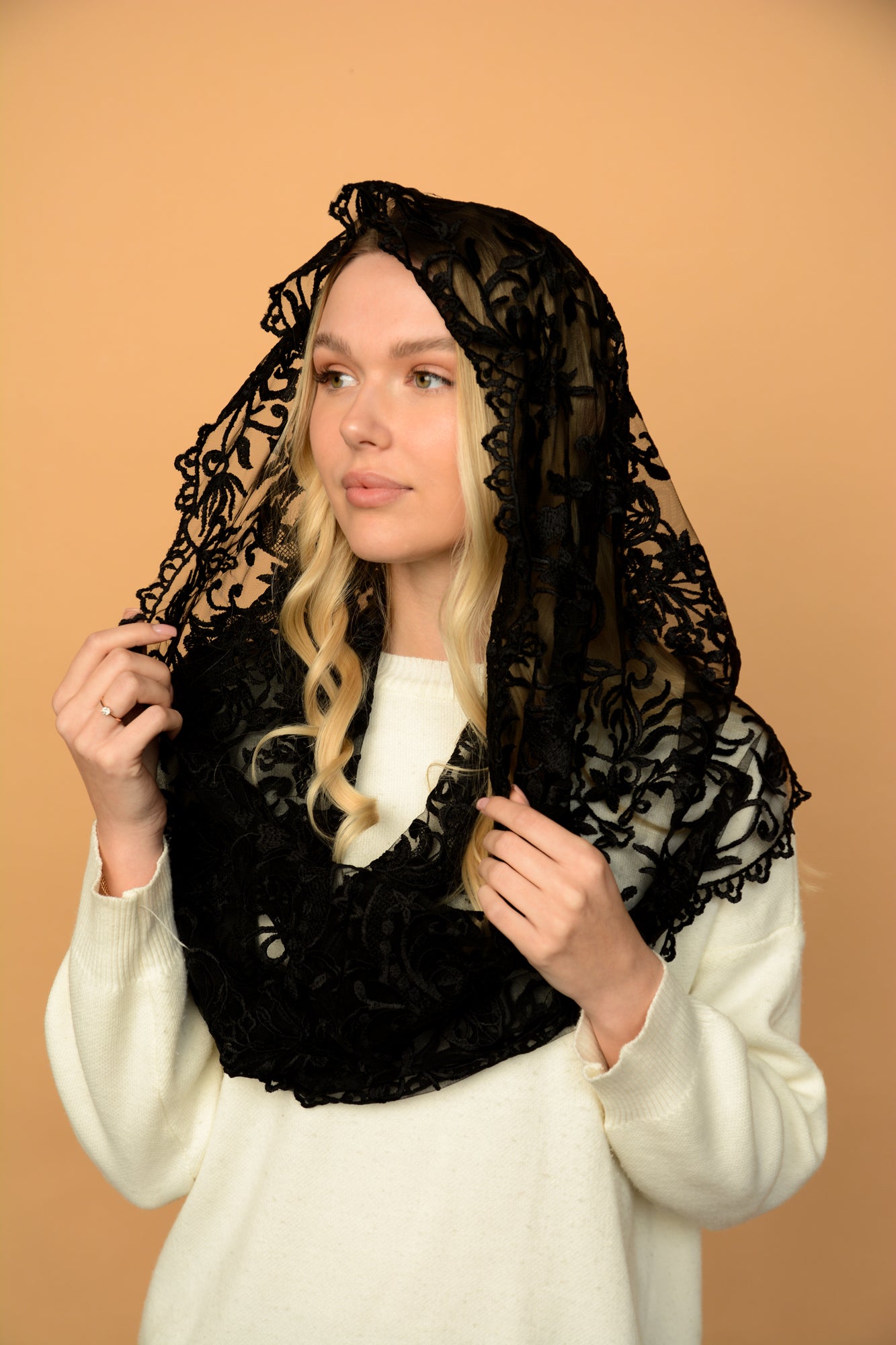 BLACK INFINITY MANTILLA