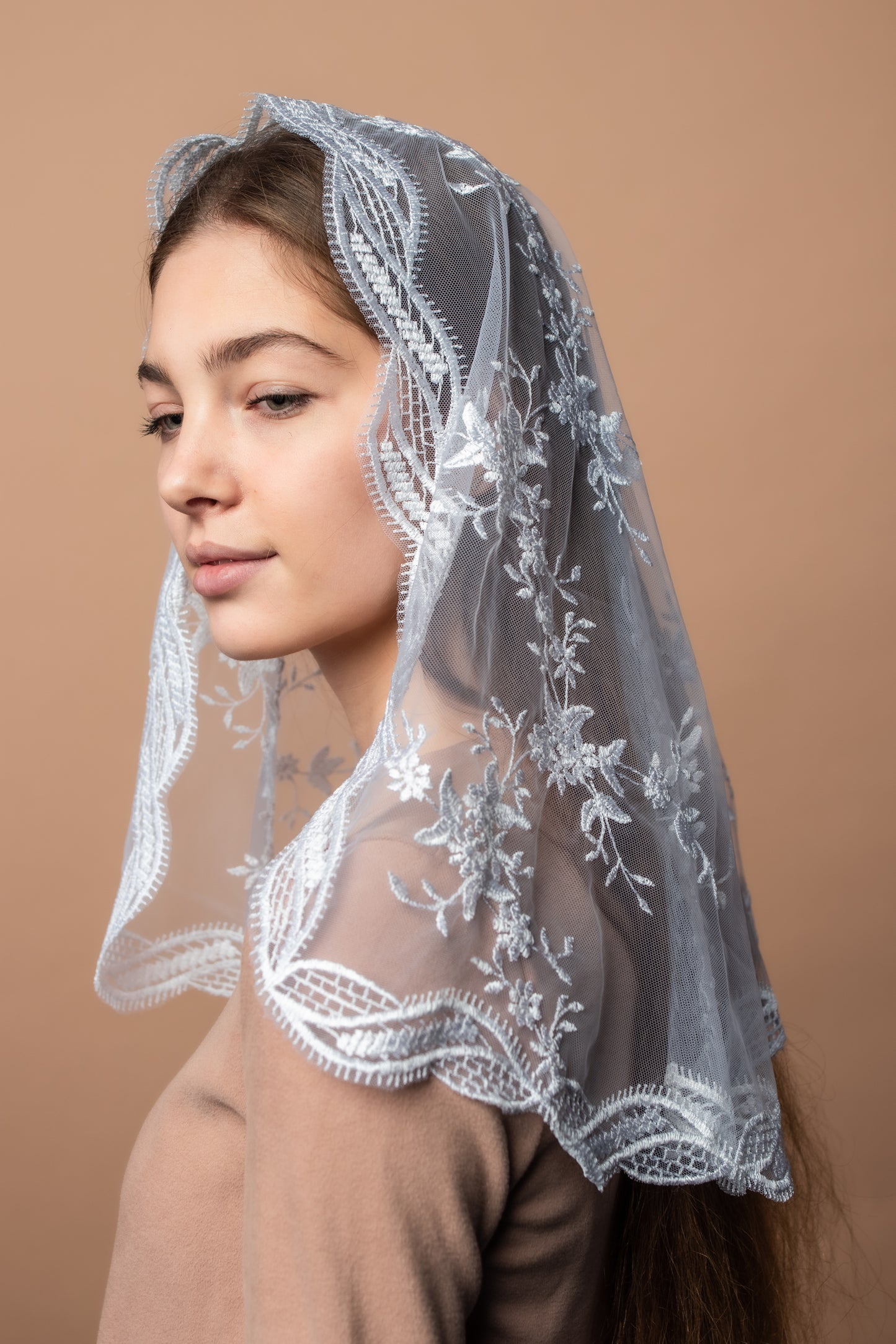 IVORY SHORT MANTILLA