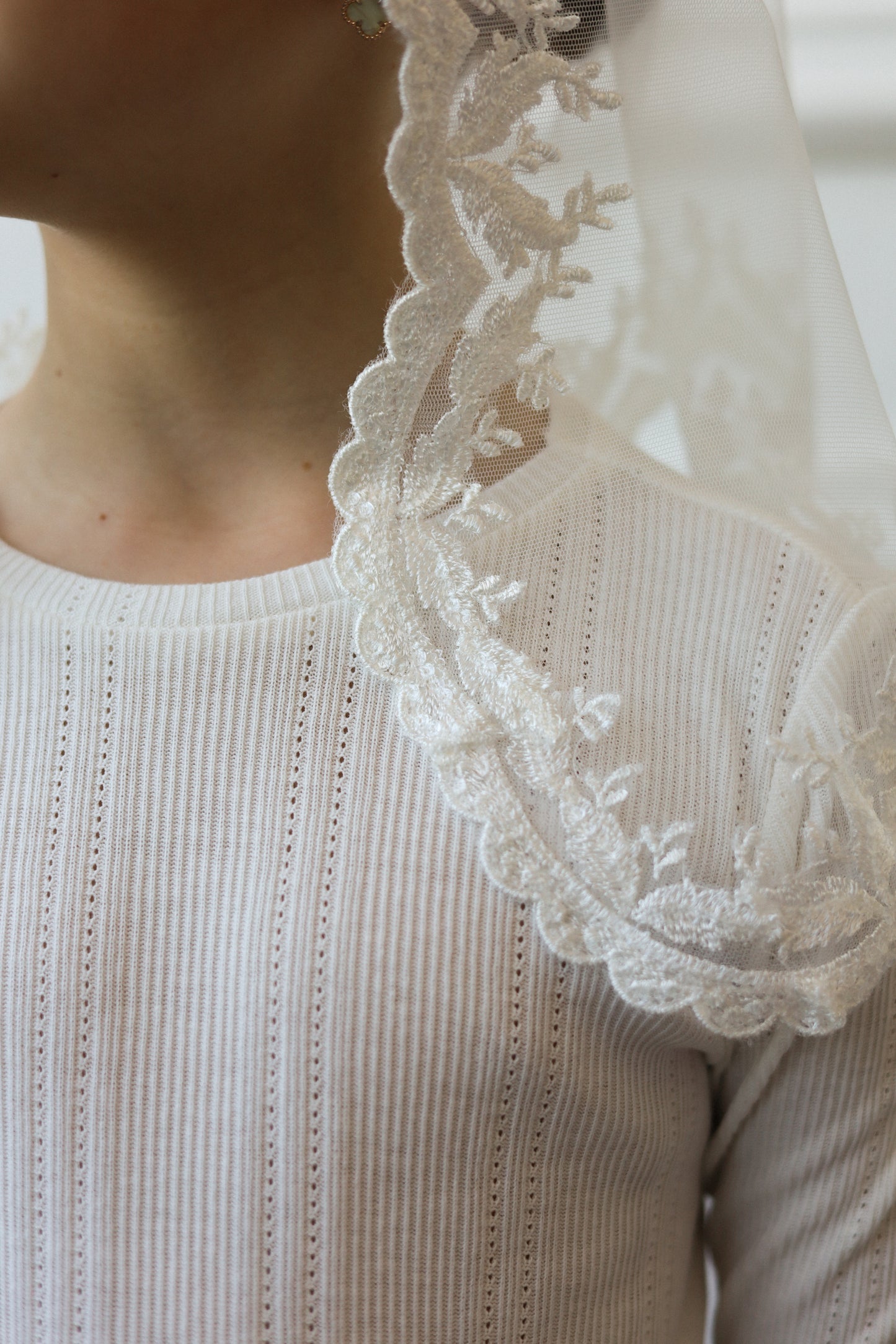 CHILD VEIL WITH SHINY LACE