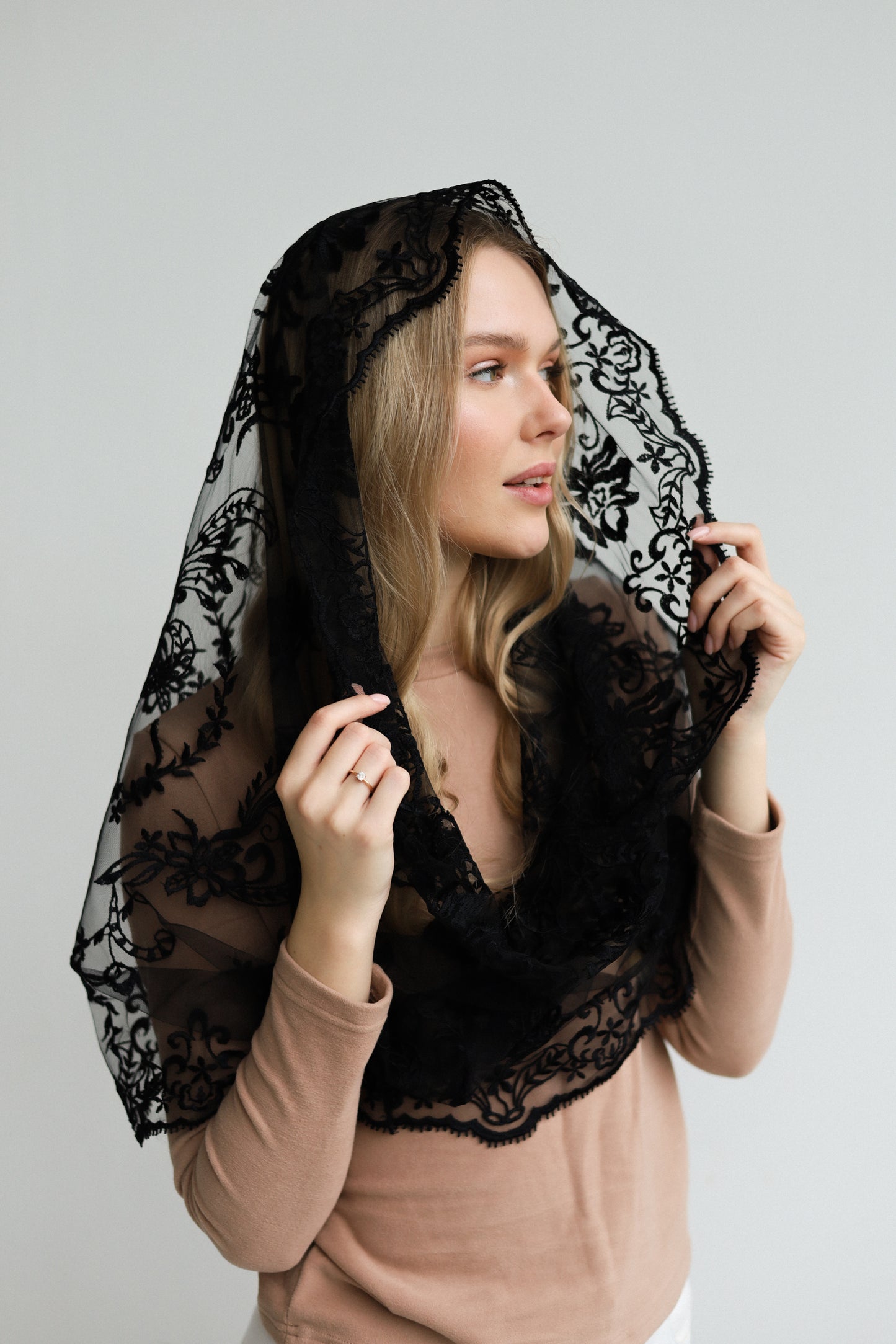 BLACK INFINITY MANTILLA