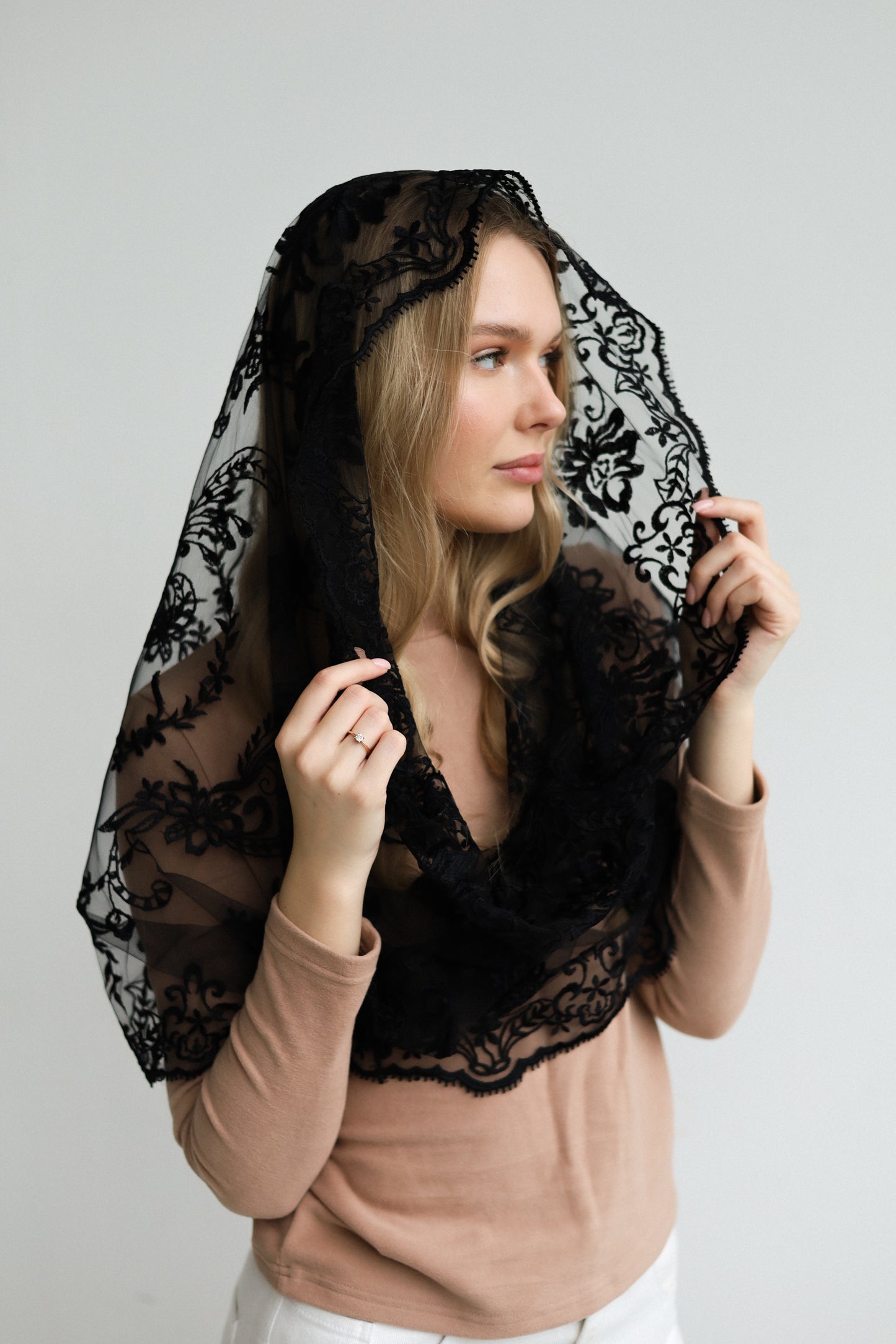 BLACK INFINITY MANTILLA