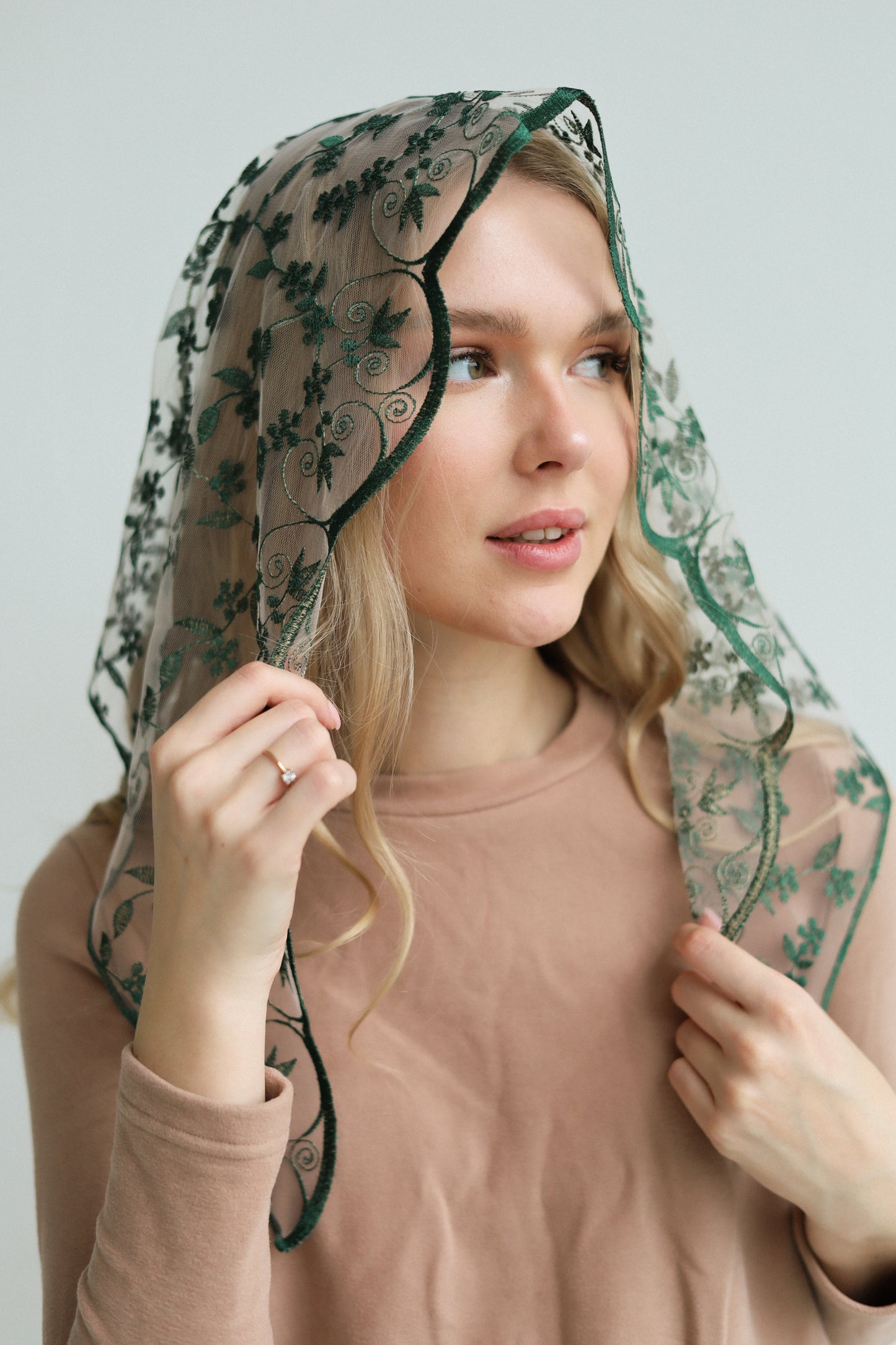 TRIANGLE GREEN VEIL