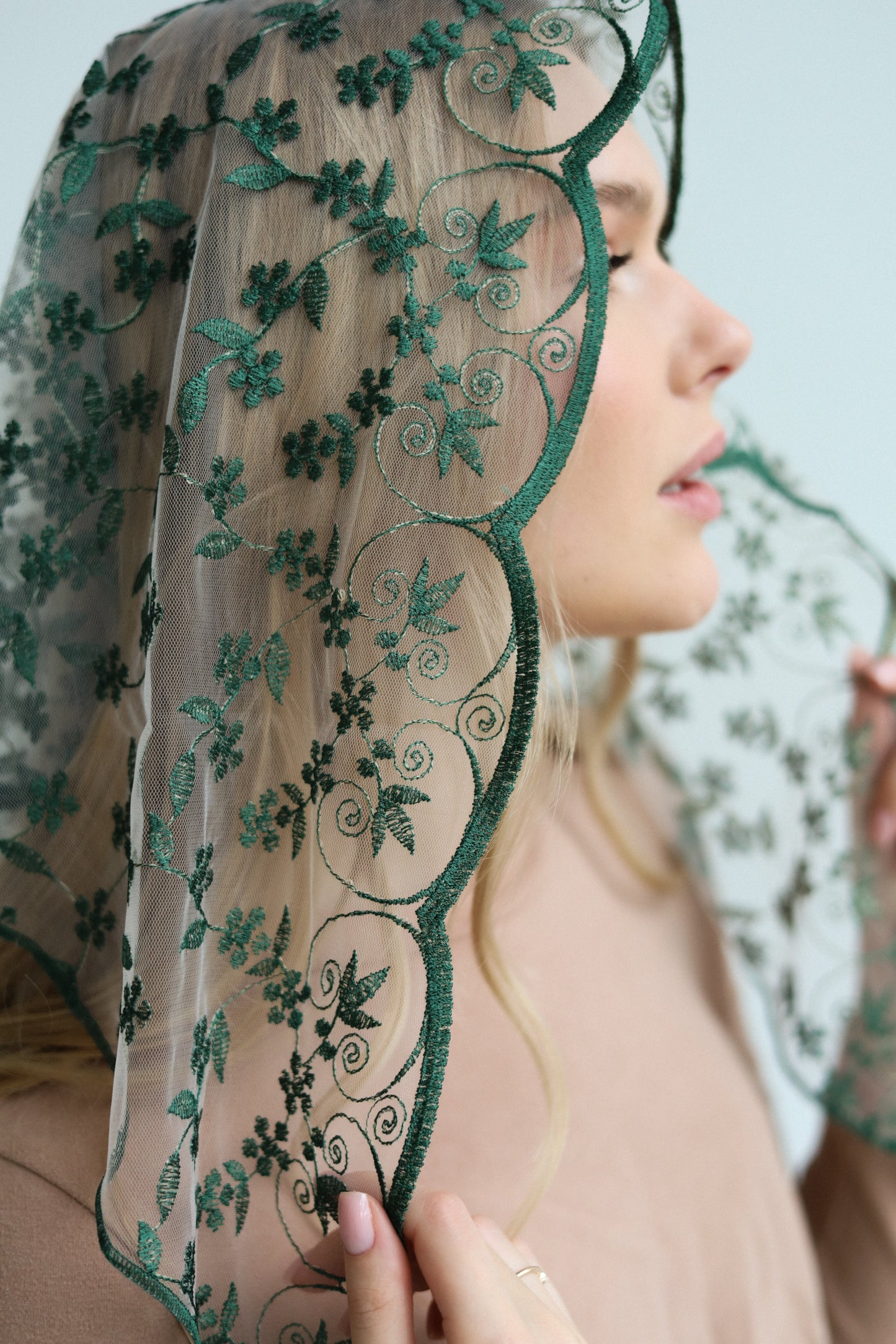 TRIANGLE GREEN VEIL