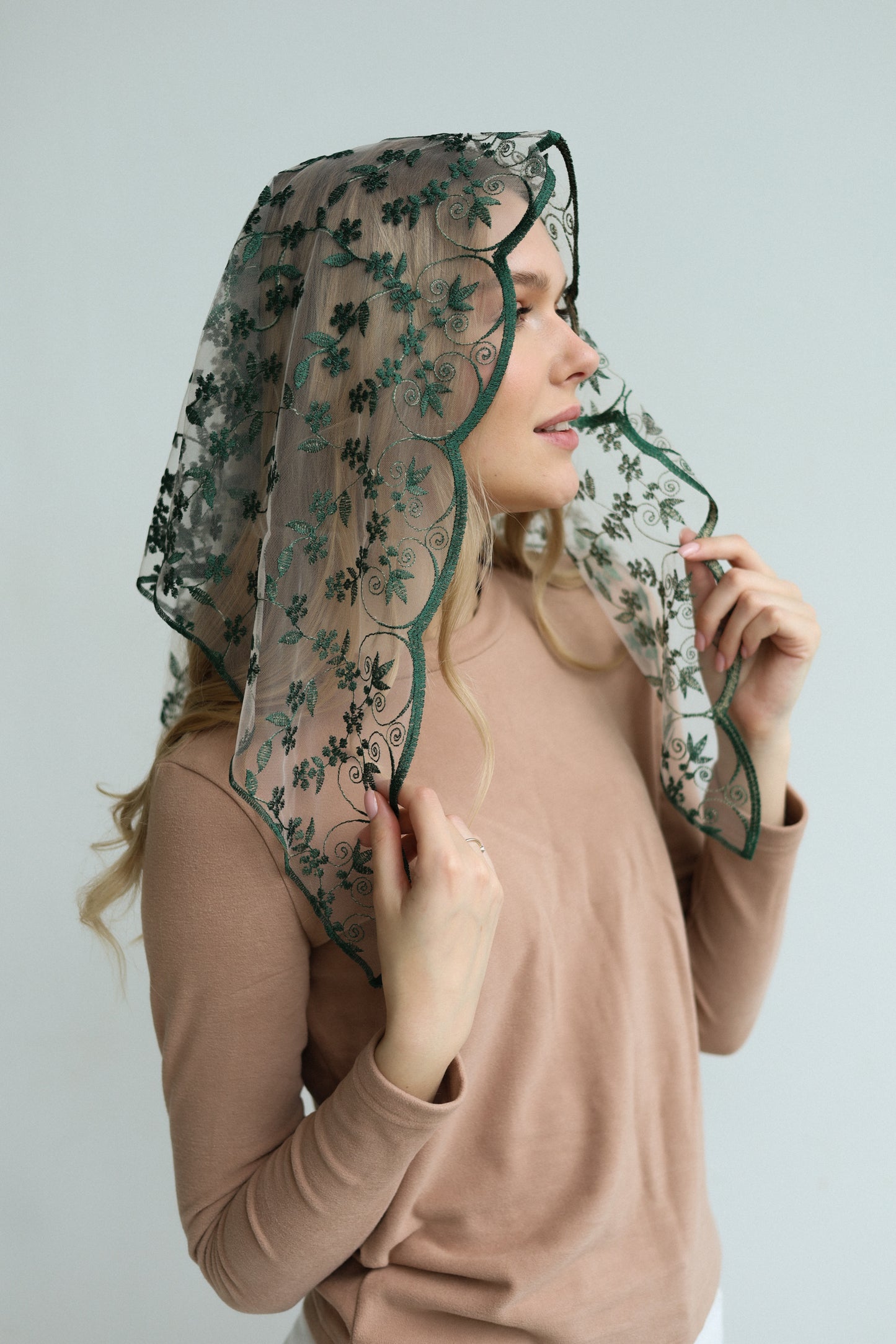 TRIANGLE GREEN VEIL