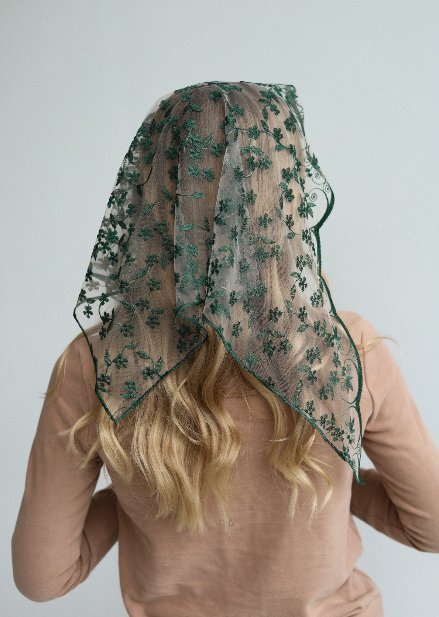 TRIANGLE GREEN VEIL