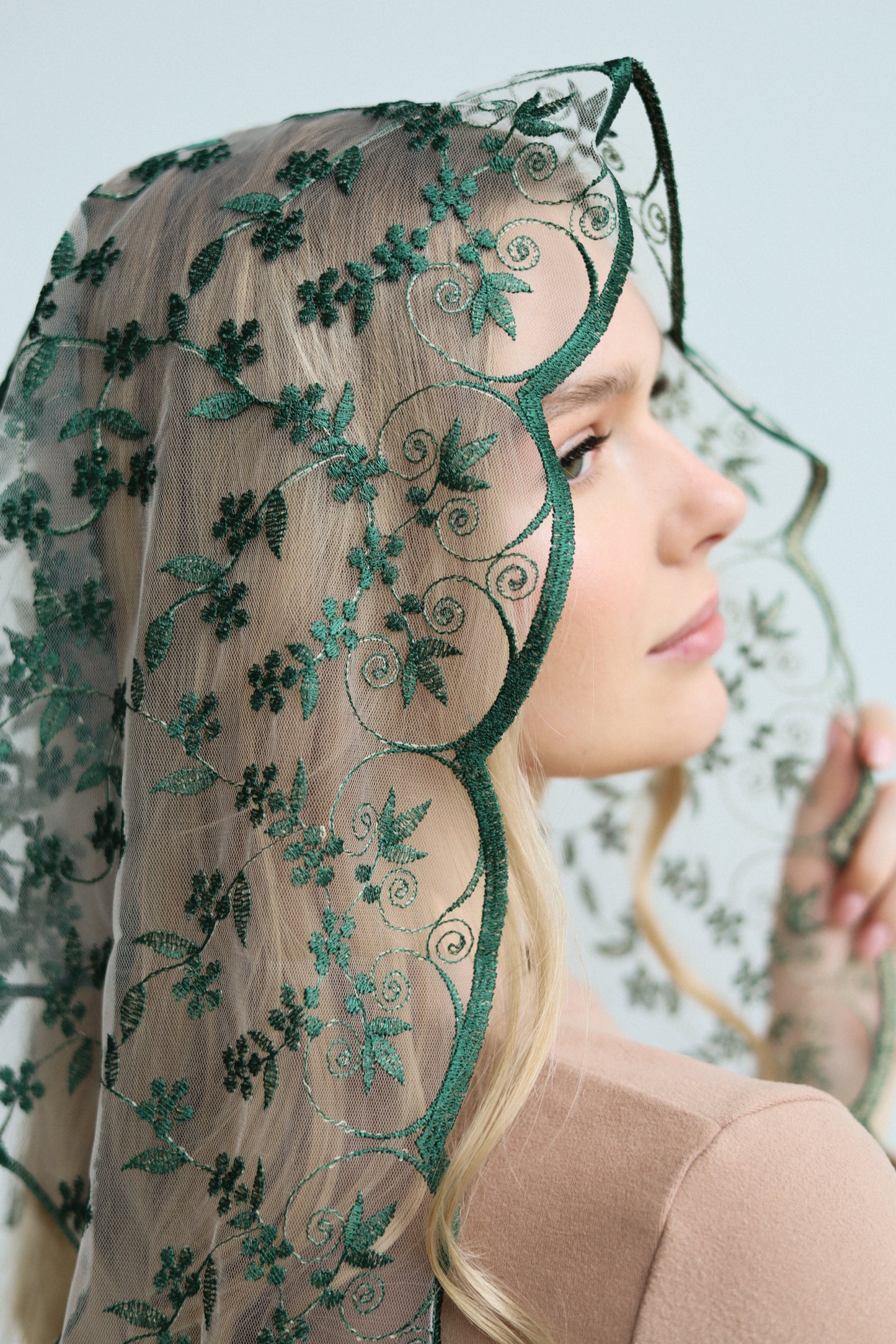 TRIANGLE GREEN VEIL