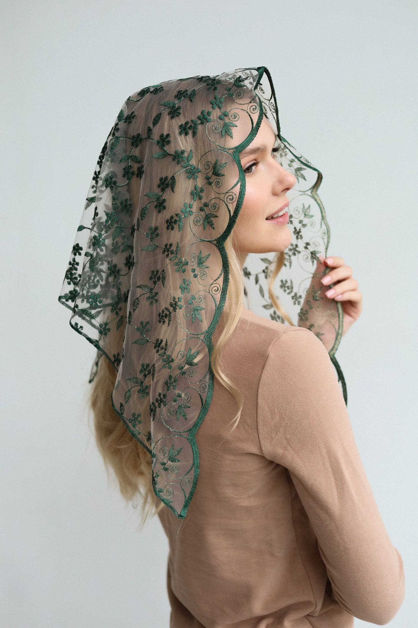 TRIANGLE GREEN VEIL