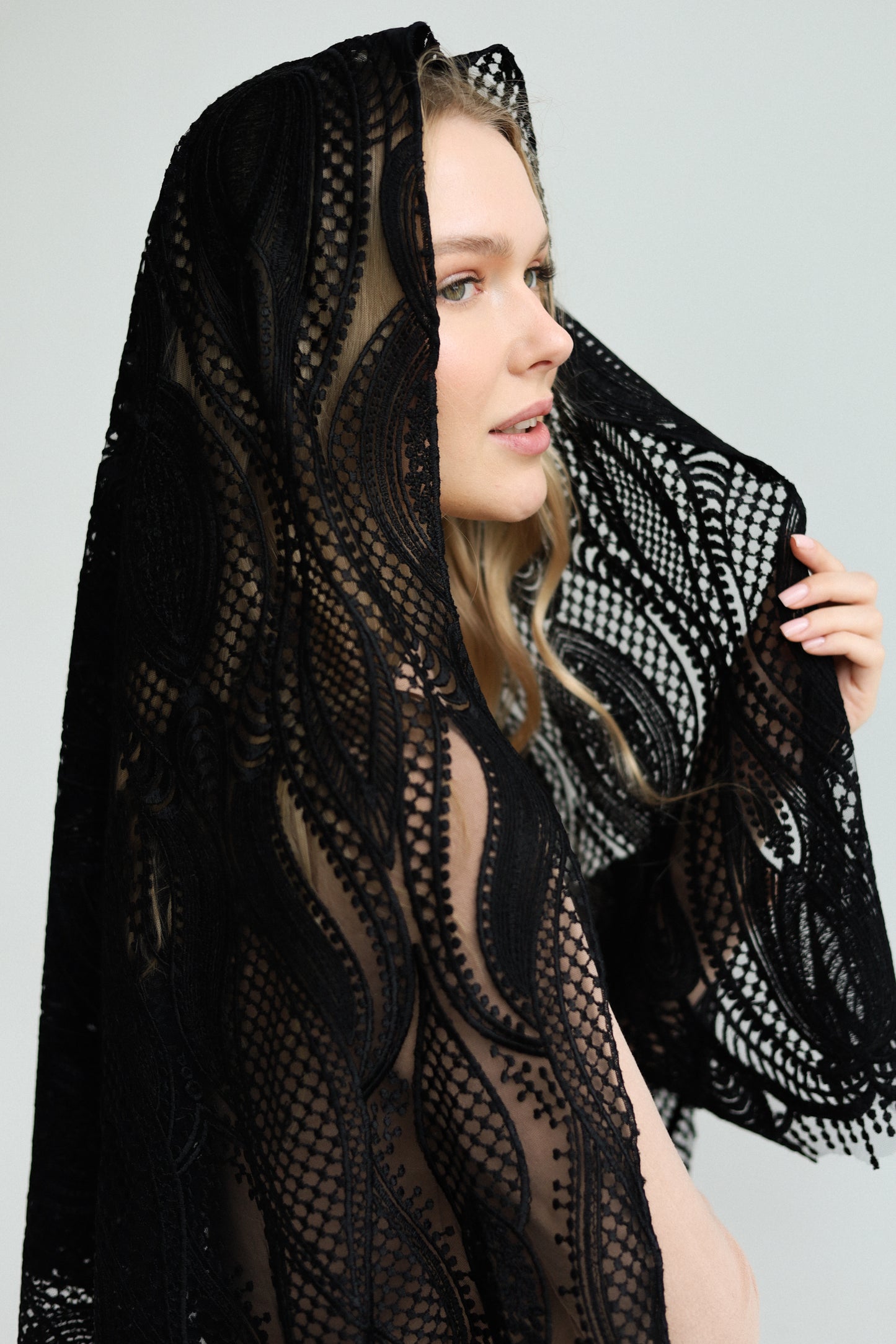 EXTRA LONG BLACK VEIL