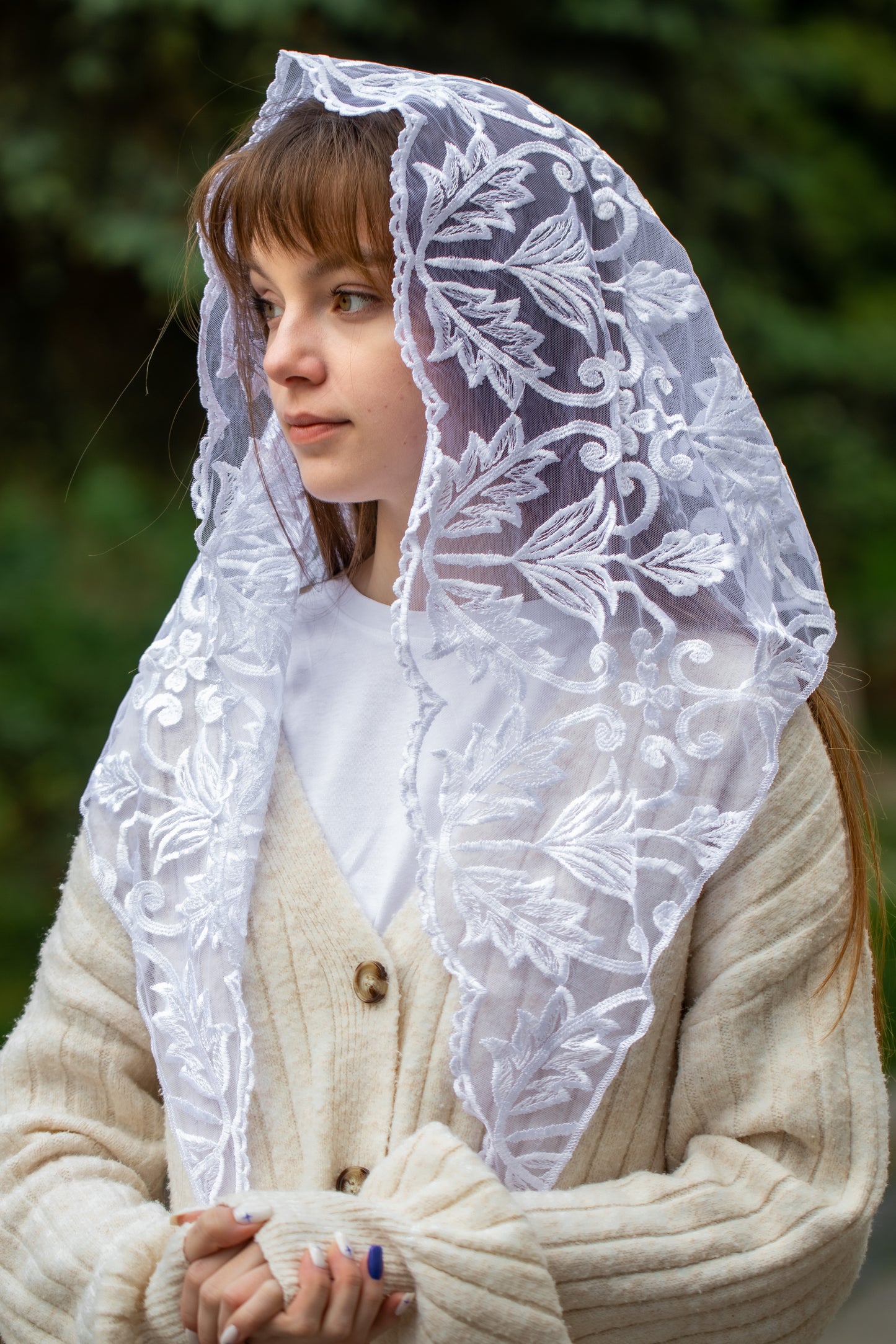TRIANGLE WHITE MANTILLA