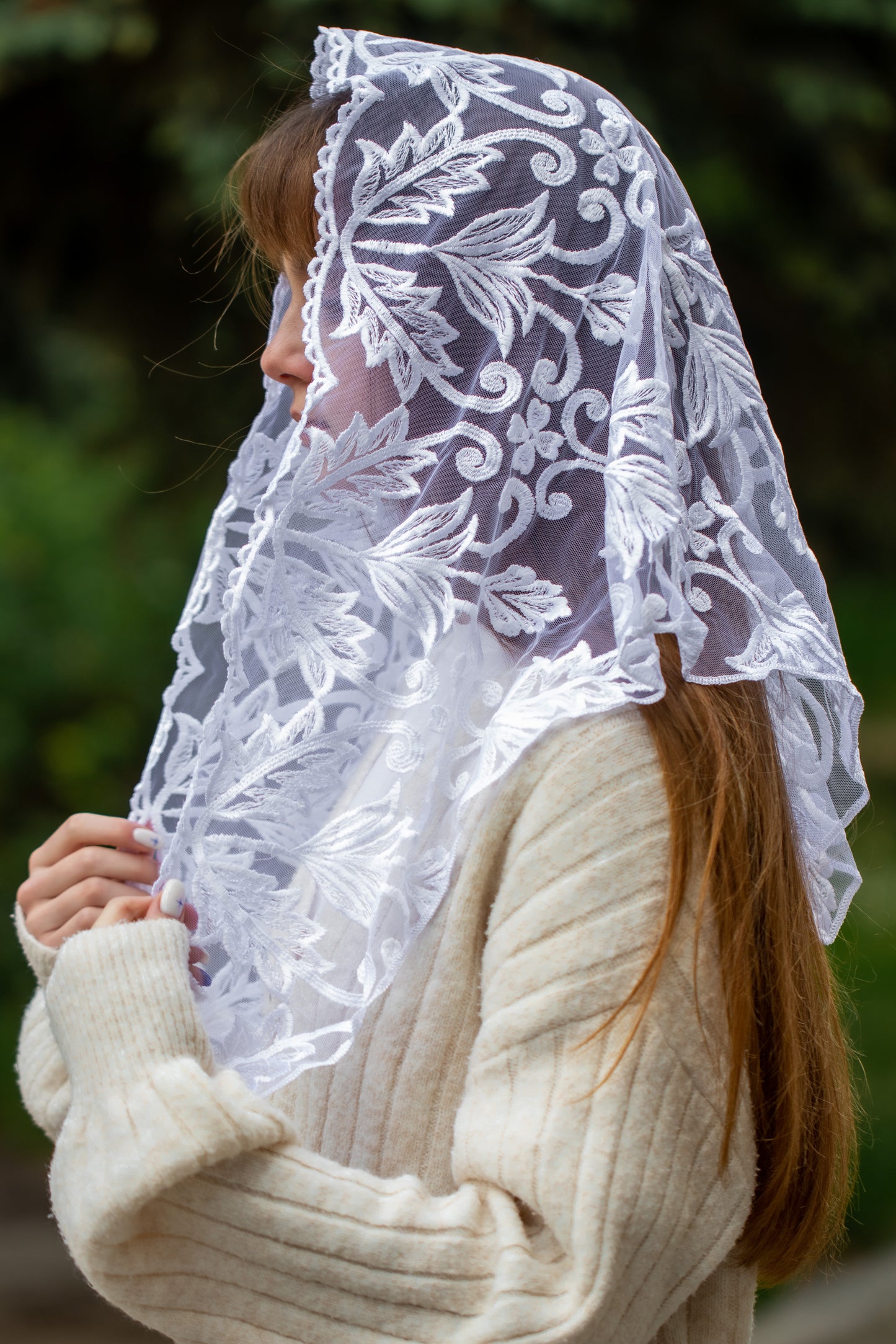 TRIANGLE WHITE MANTILLA
