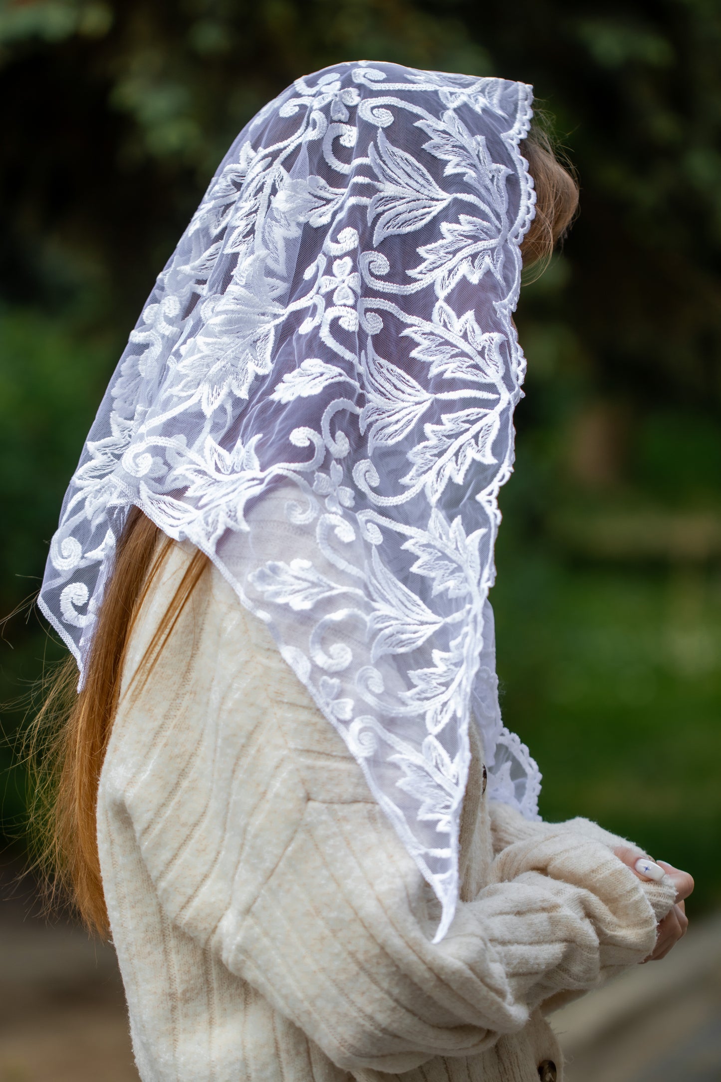TRIANGLE WHITE MANTILLA