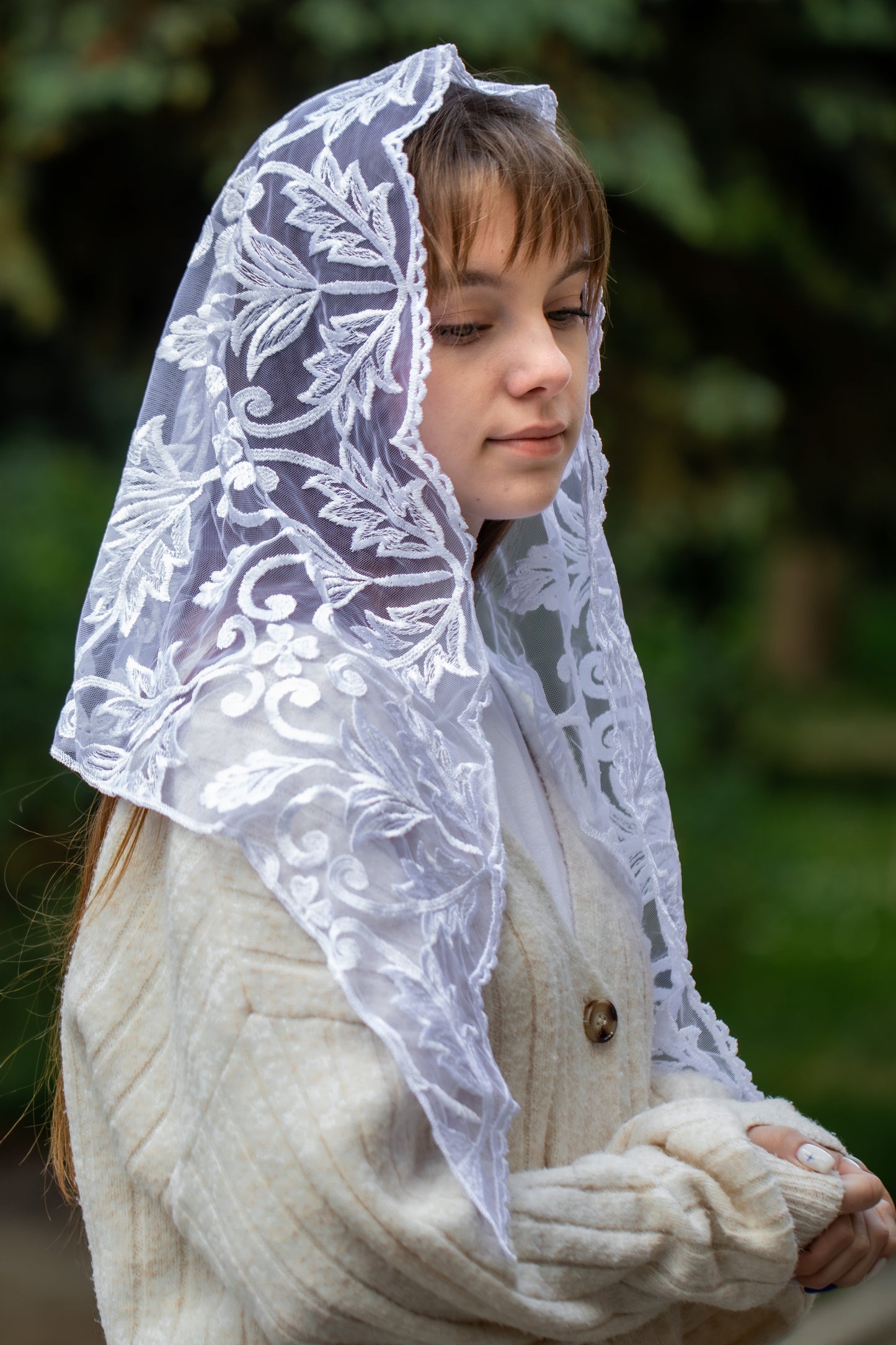 TRIANGLE WHITE MANTILLA