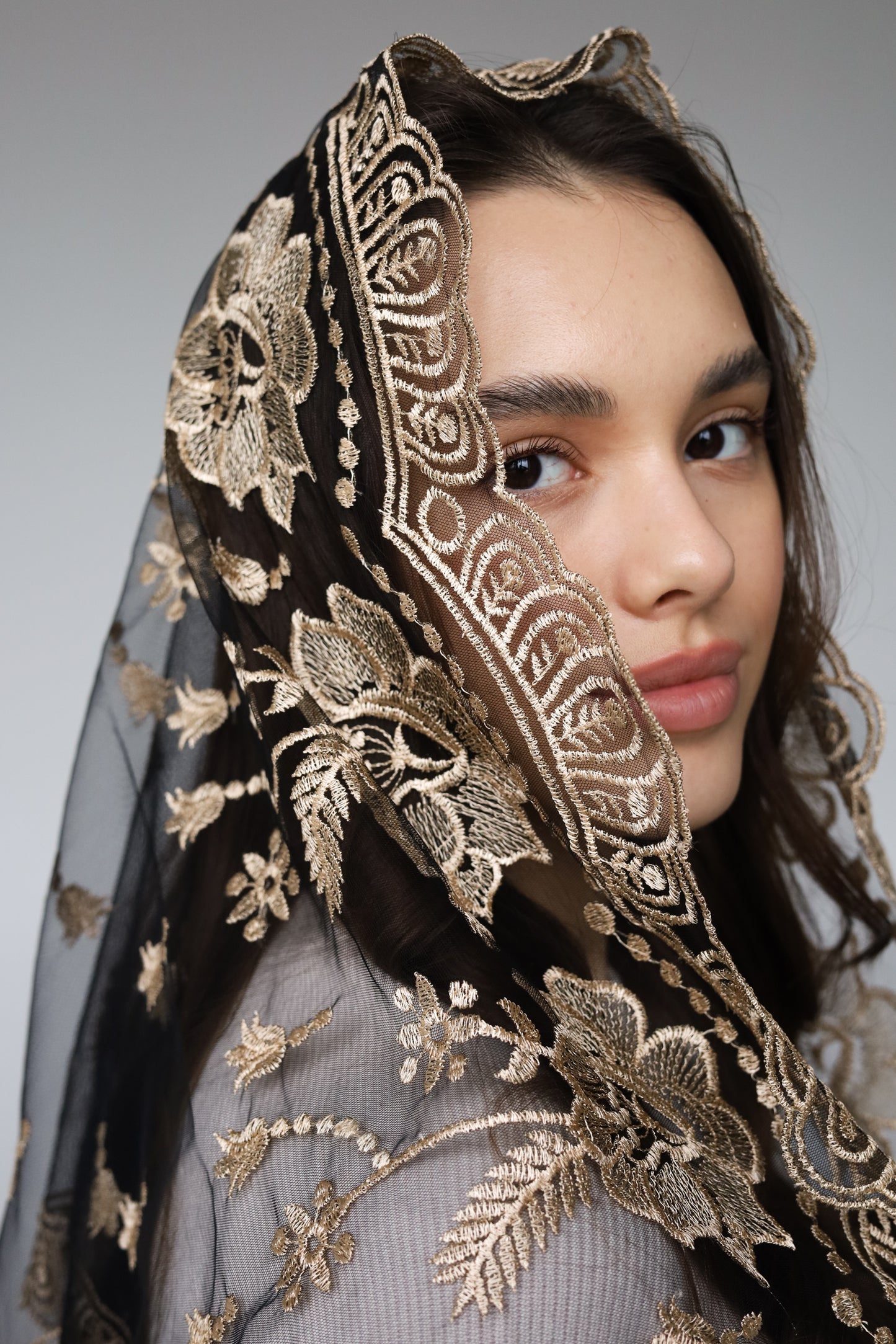 LONG GOLD MANTILLA - MariaVeils