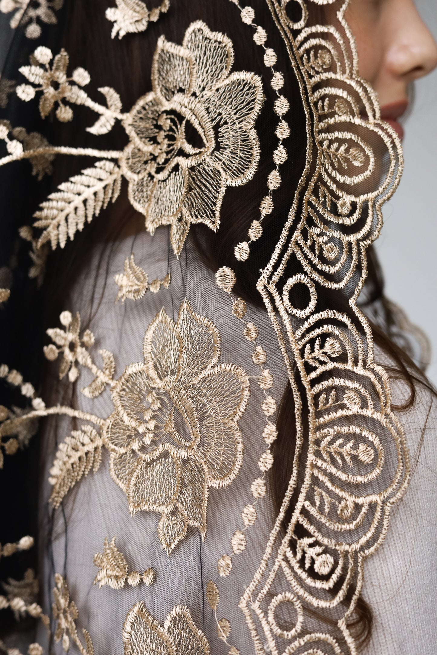 LONG GOLD MANTILLA - MariaVeils