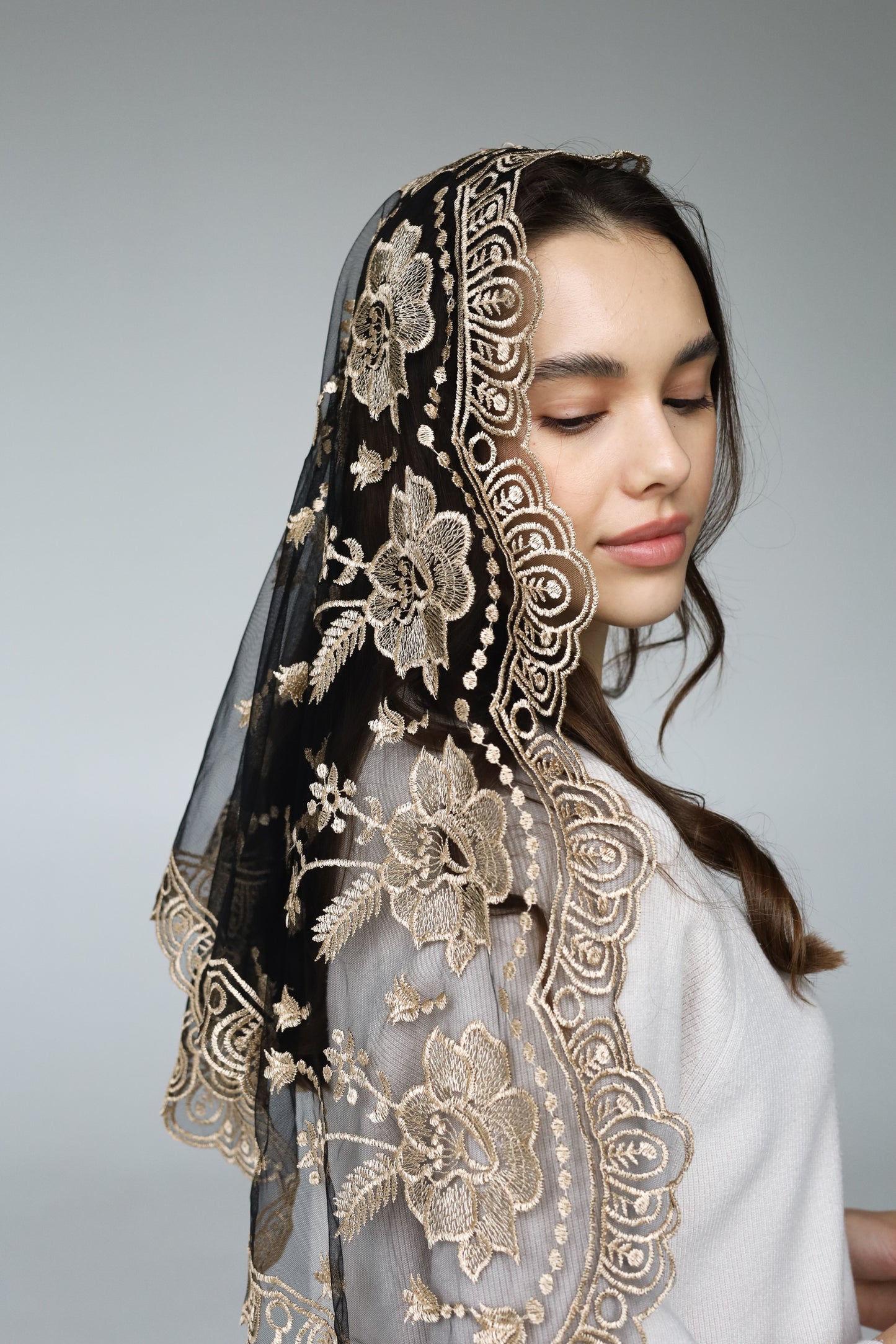 LONG GOLD MANTILLA - MariaVeils