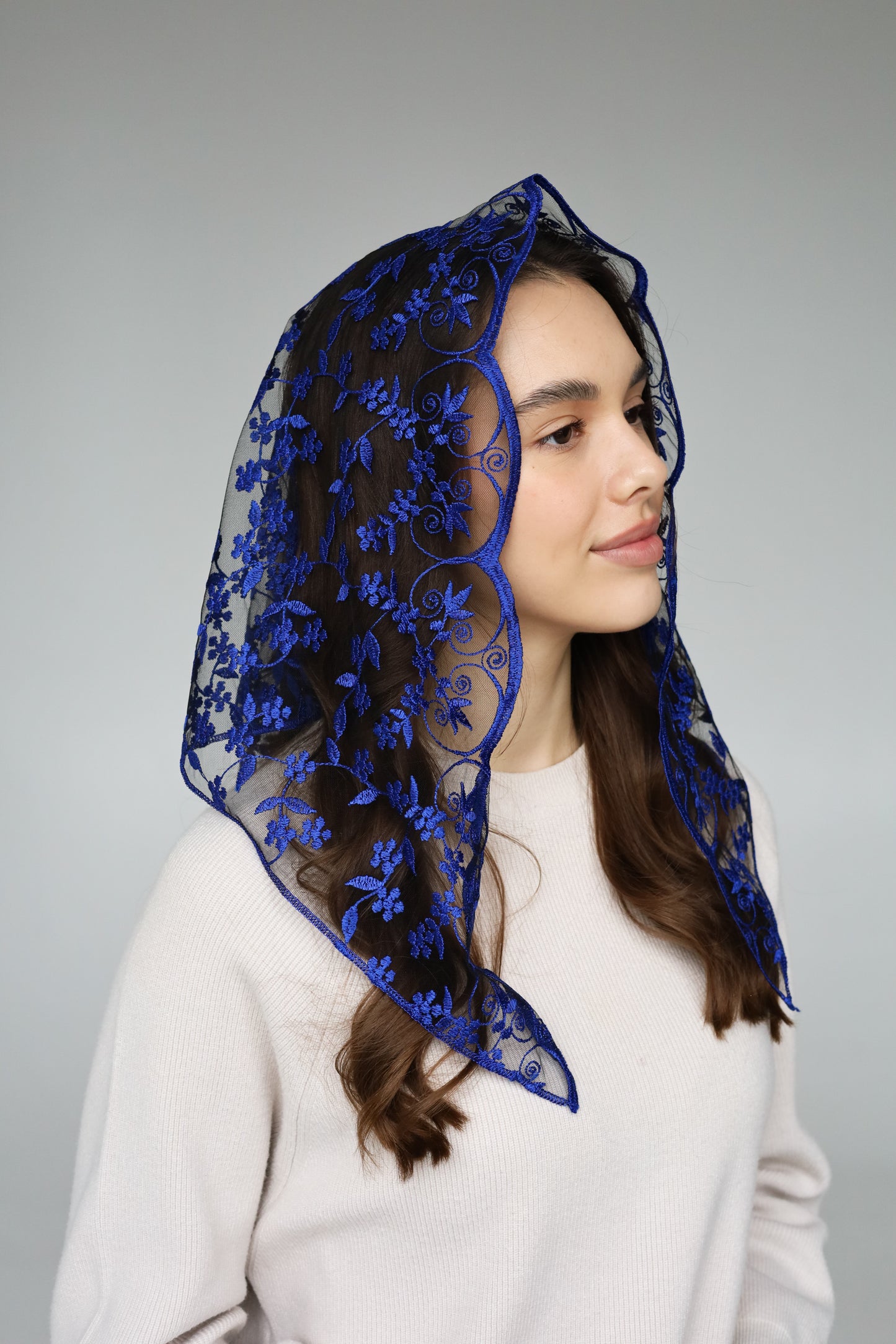 SHORT BLUE TRIANGLE VEIL - MariaVeils