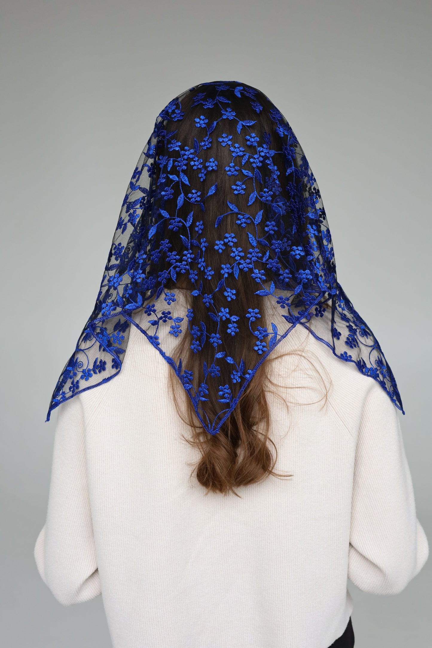 SHORT BLUE TRIANGLE VEIL - MariaVeils