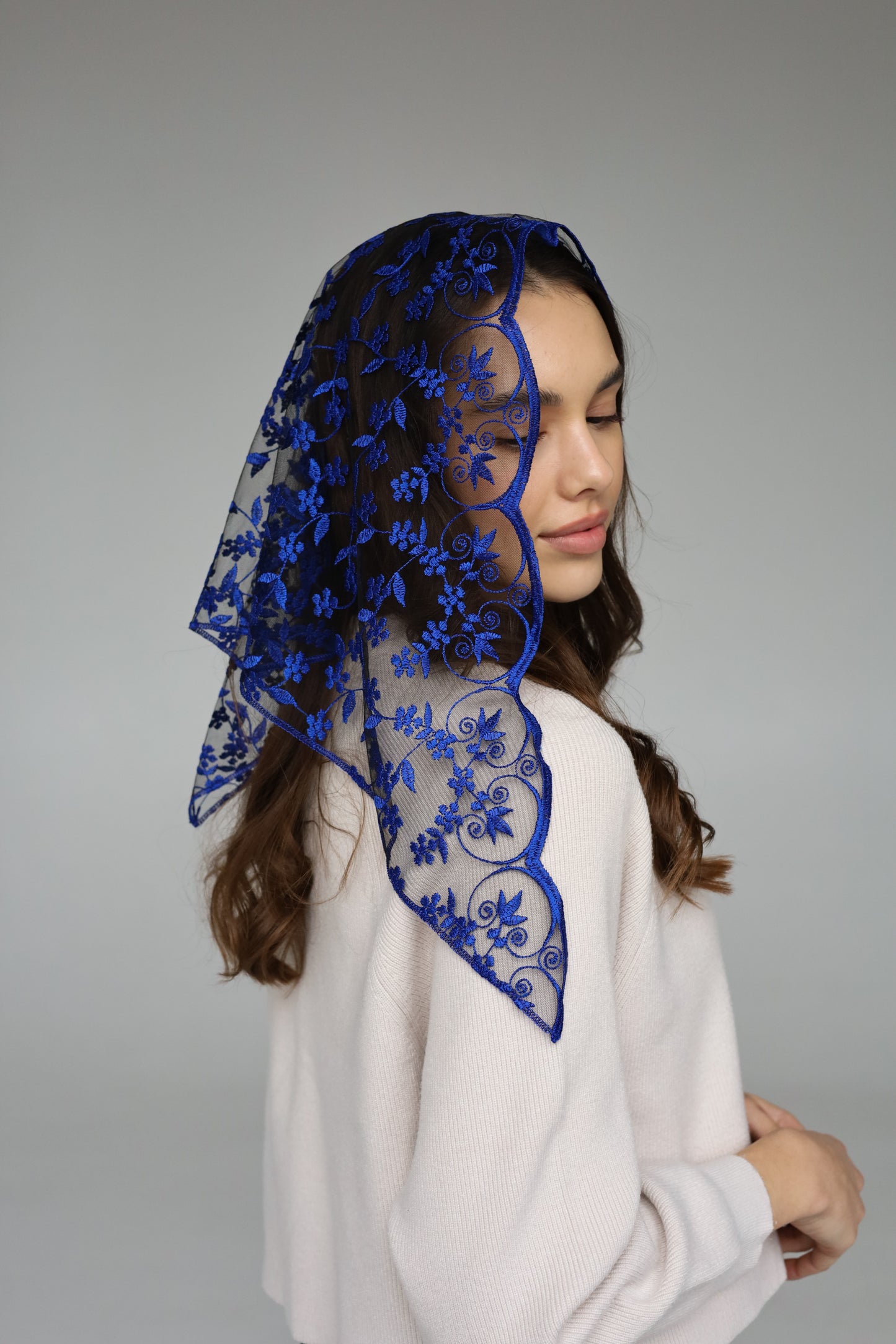 SHORT BLUE TRIANGLE VEIL - MariaVeils