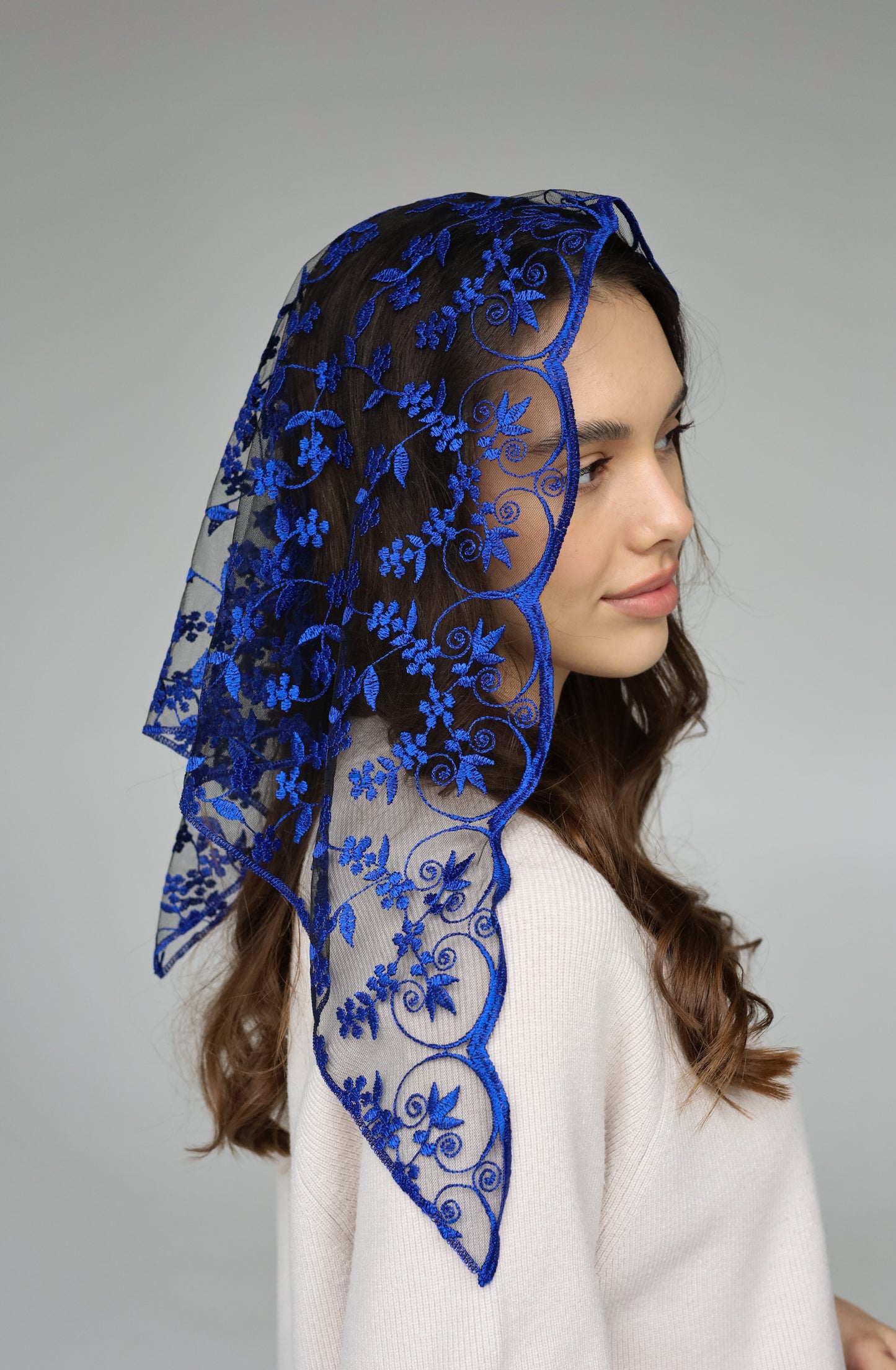SHORT BLUE TRIANGLE VEIL - MariaVeils