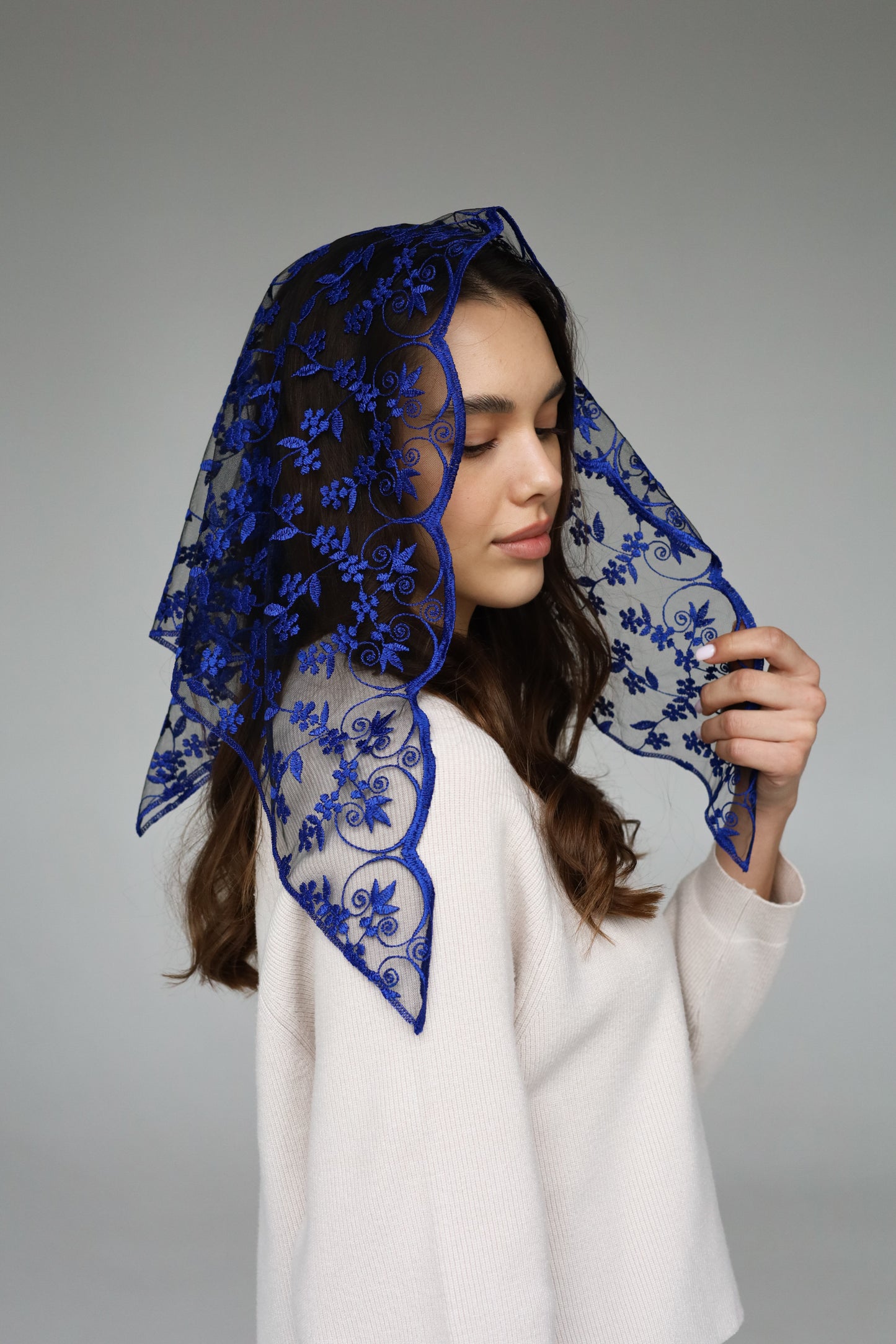 SHORT BLUE TRIANGLE VEIL - MariaVeils