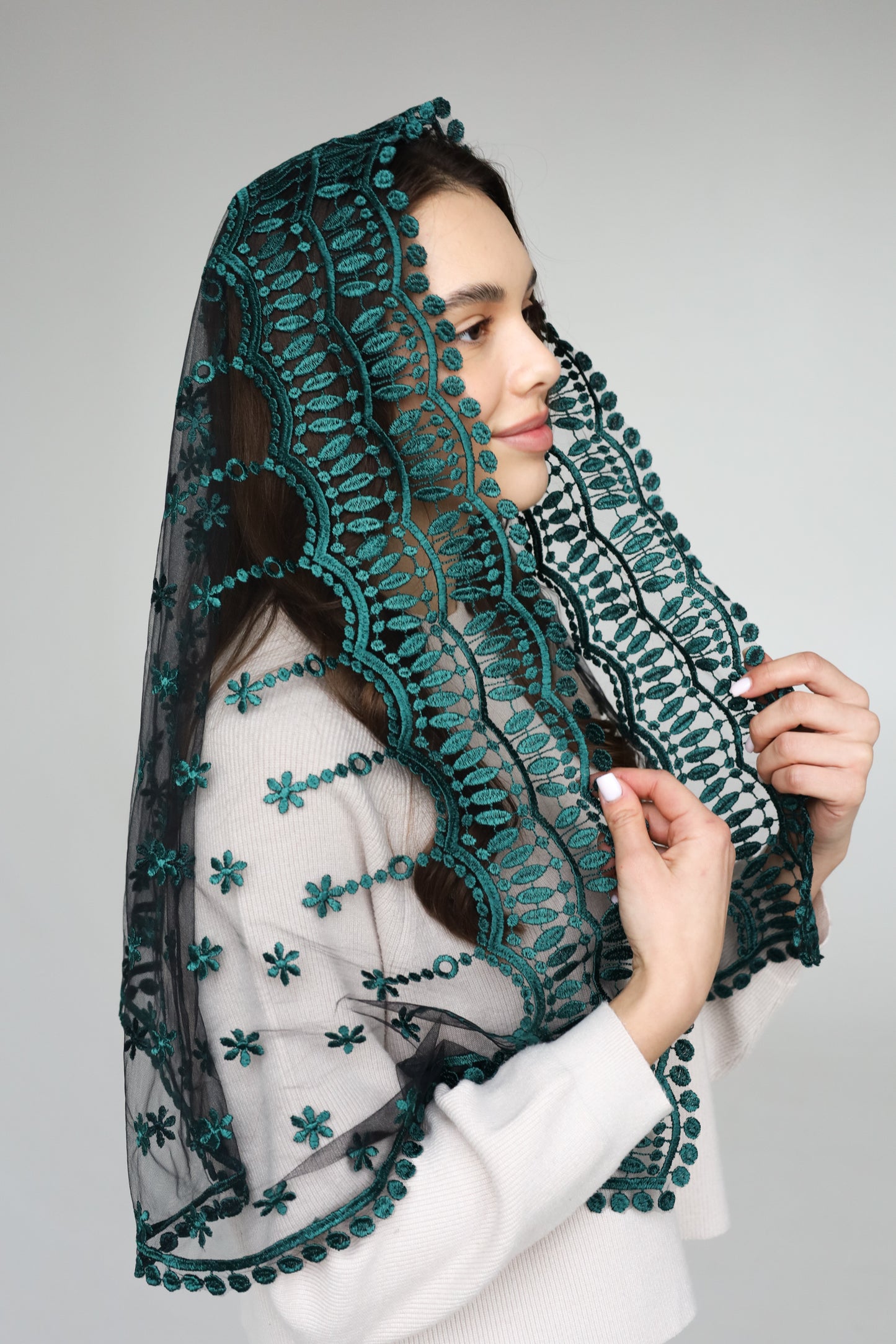 LONG EMERALD GREEN MANTILLA