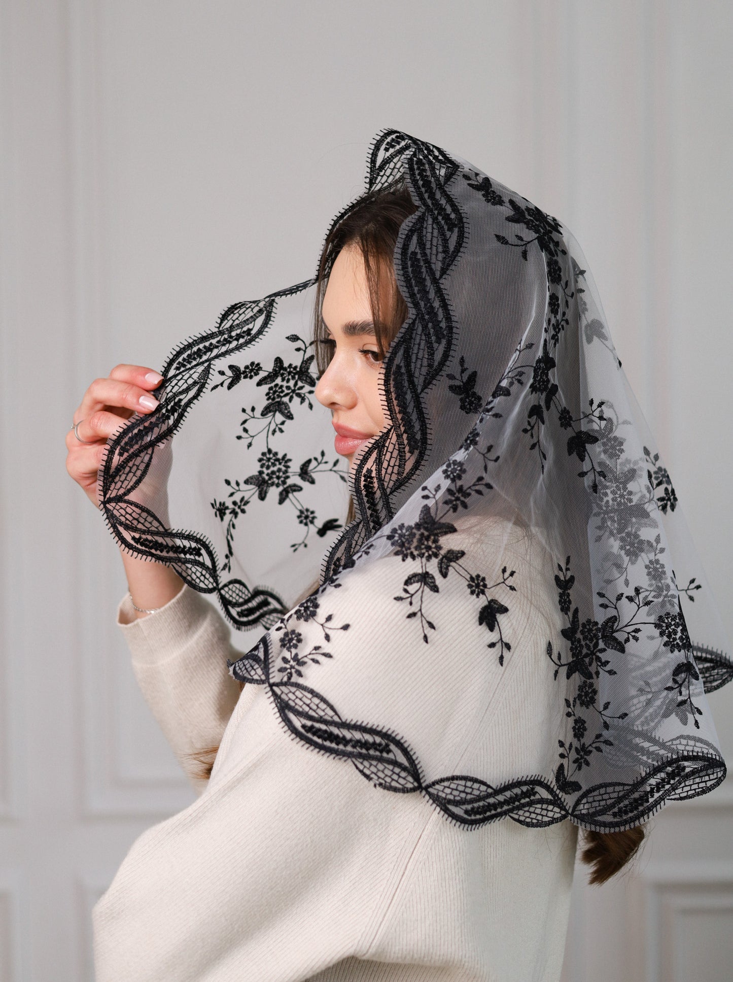 SHORT BLACK LACE VEIL - MariaVeils