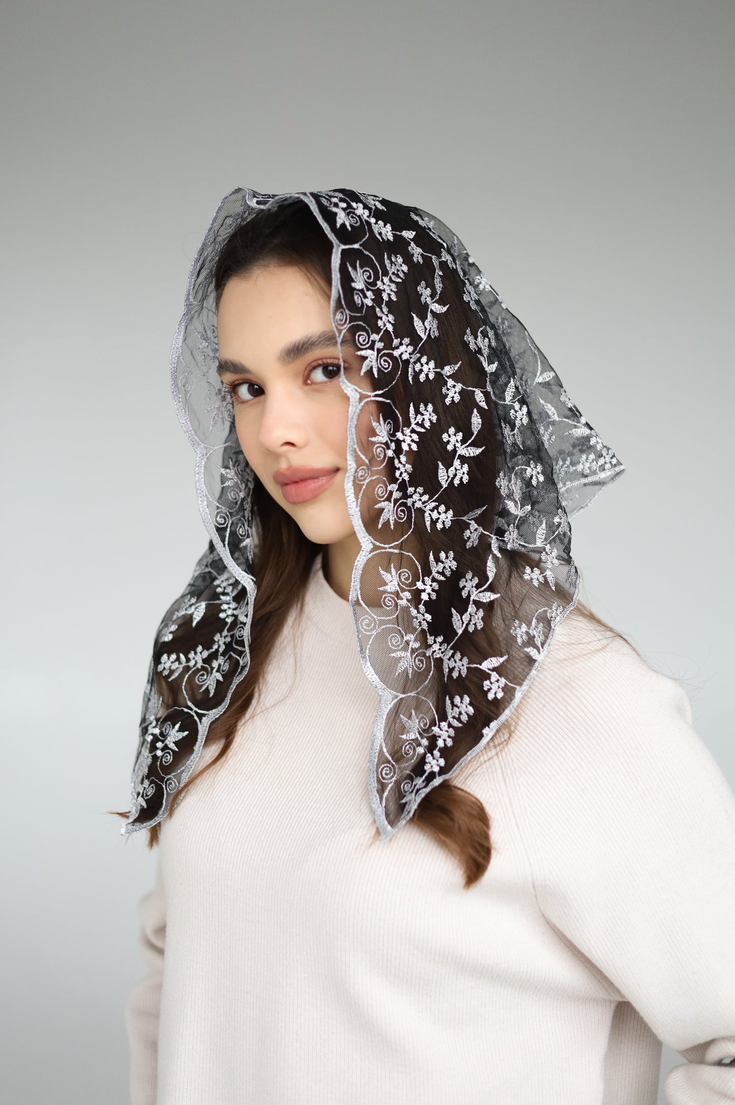 SHORT GREY MANTILLA - MariaVeils