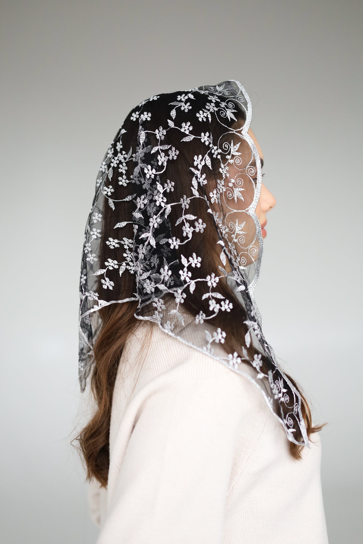 SHORT GREY MANTILLA - MariaVeils
