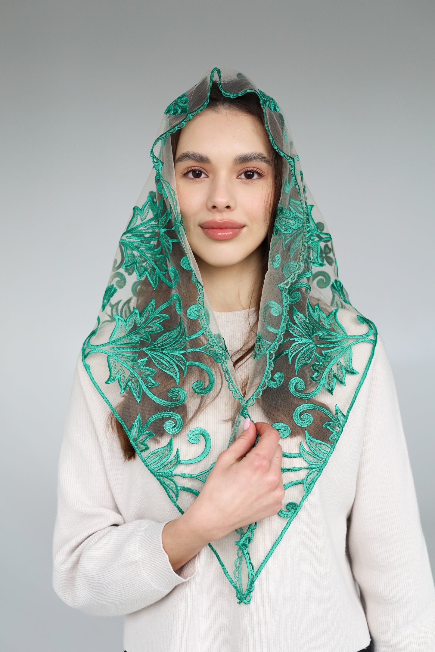LONG TRIANGLE GREEN VEIL - MariaVeils