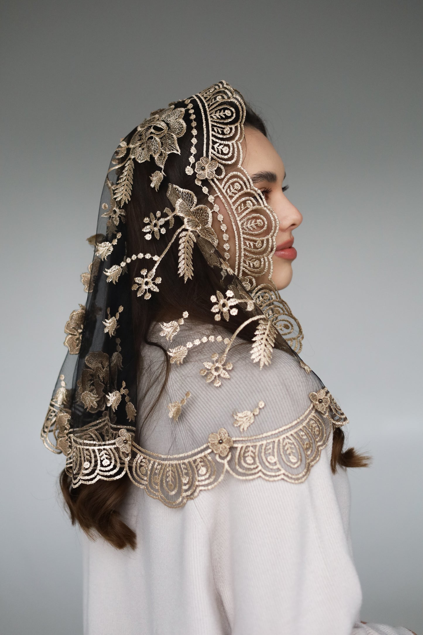 SHORT 3D VEIL WITH FLOWERS - MariaVeils