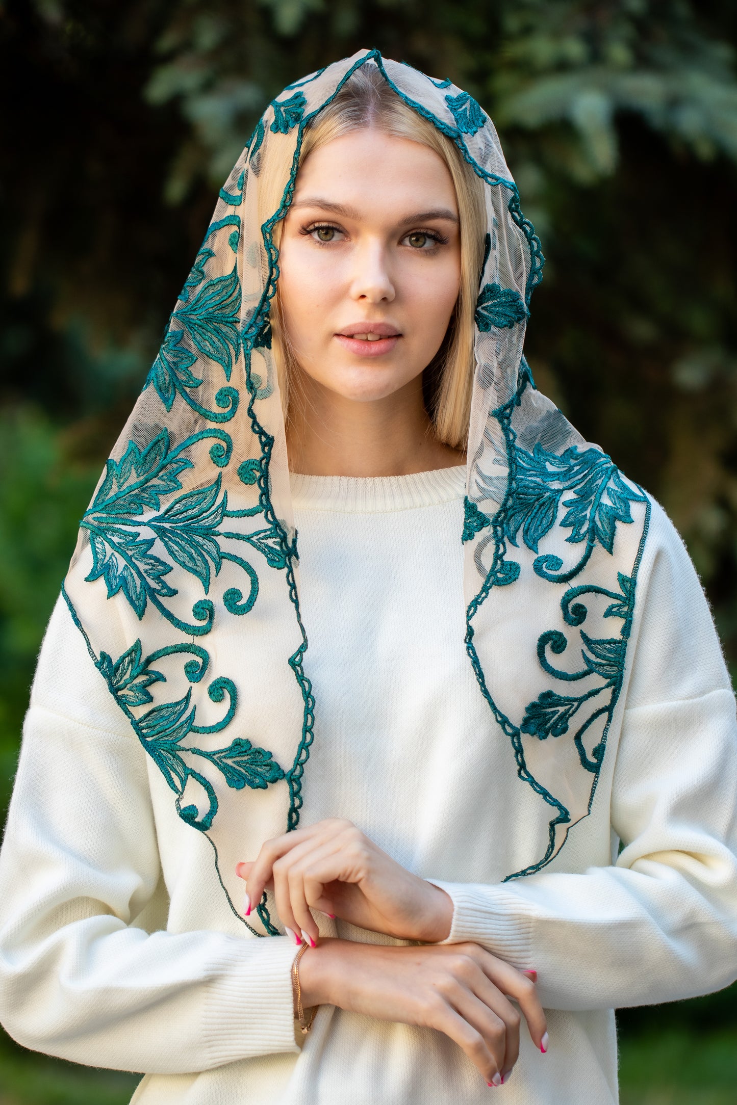 TRIANGLE WHITE MANTILLA - MariaVeils