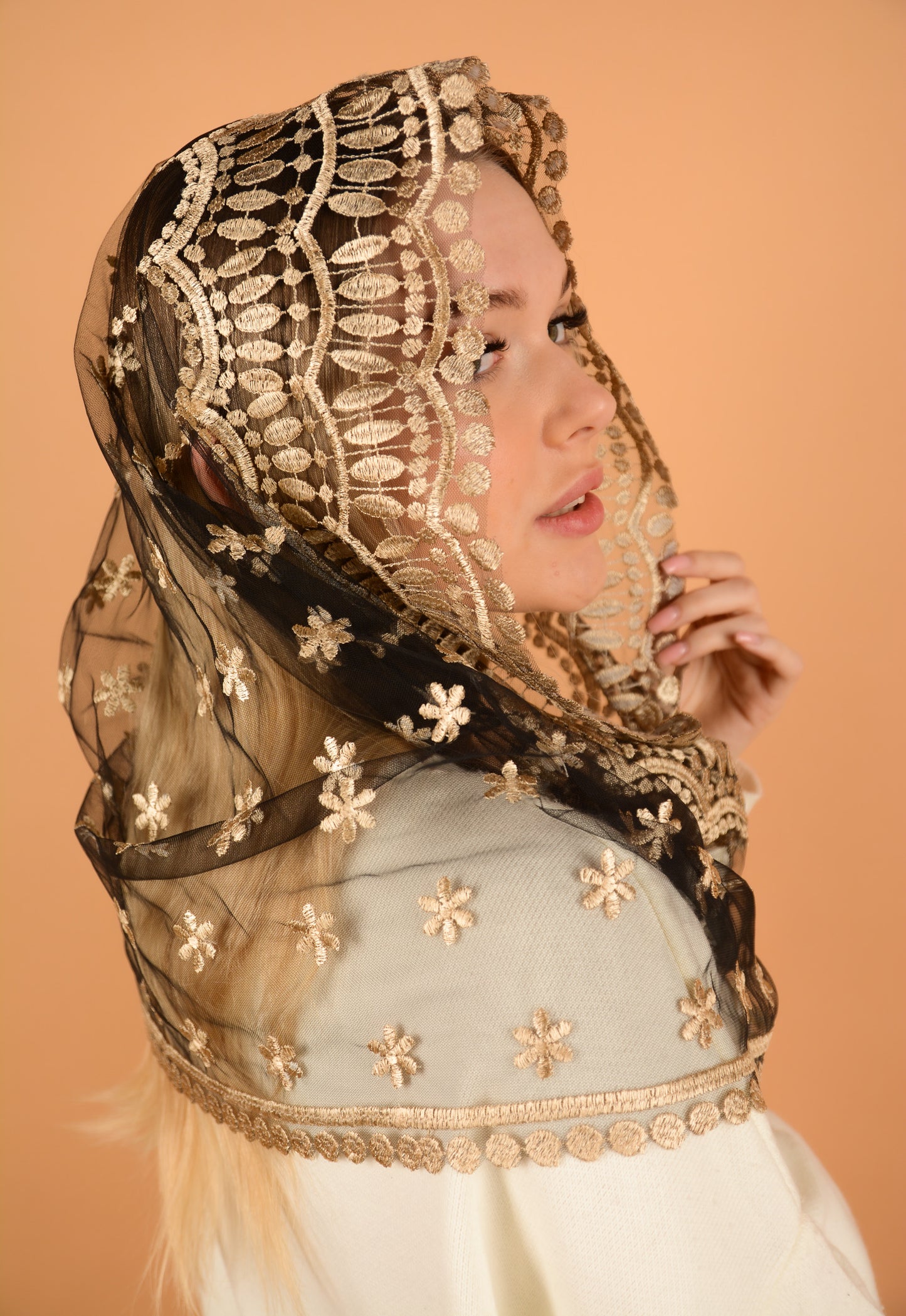 INFINITY GOLD MANTILLA - MariaVeils