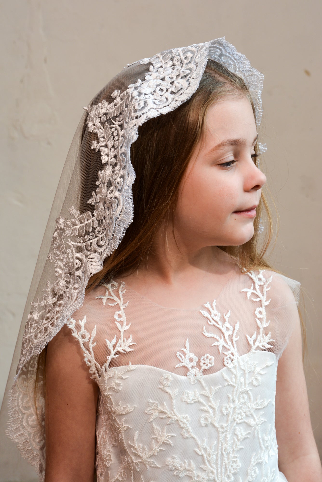 LONG WHITE MANTILLA