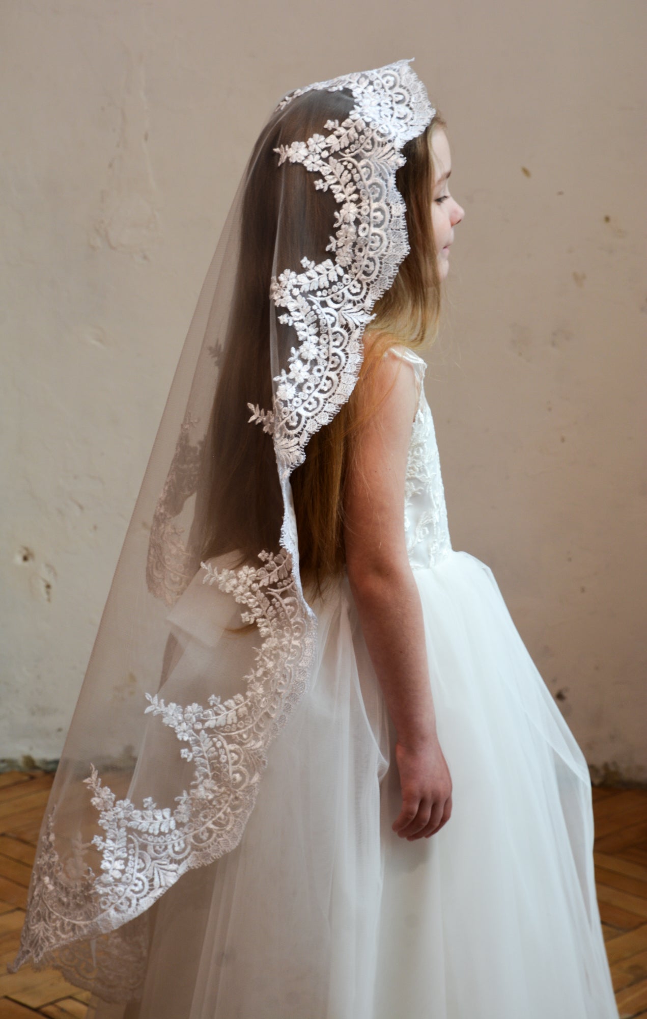 LONG WHITE MANTILLA